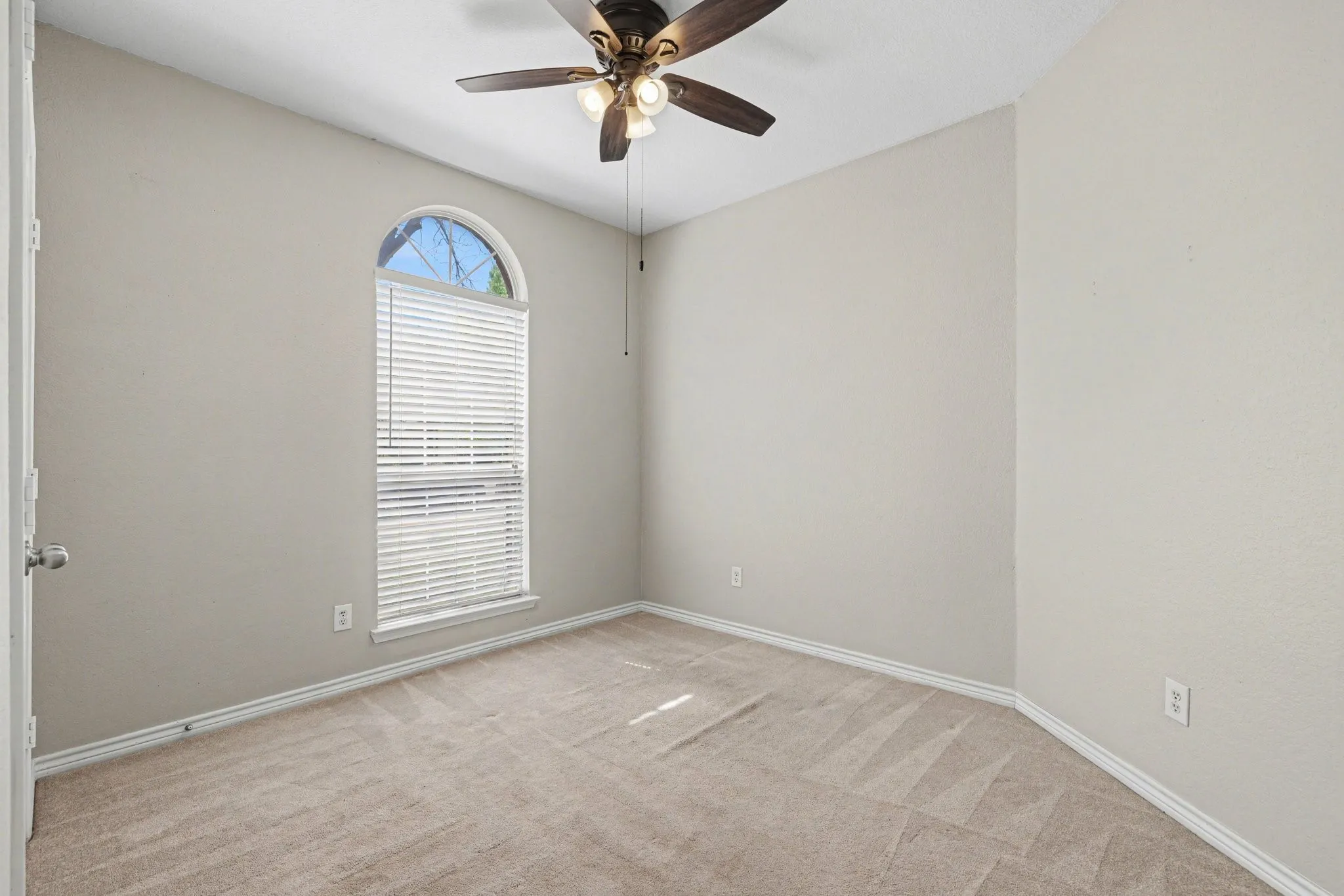 Single Family Residence For Sale in Collin County , 11816 Rocky Point Drive, Frisco, Texas 75035, 3 Bedroom, 2 Bathroom, 2 Garage spaces, 1,613 Sqft, built in 1997, Preowned, mls#21231324, Real Estate Agent in Frisco, Homes For Sale in Collin county, Homes For Sale in Frisco, Realtor in Frisco Texas, Real Estate Brokerage Independent Realty Texas, Luminita Cordes Realtor