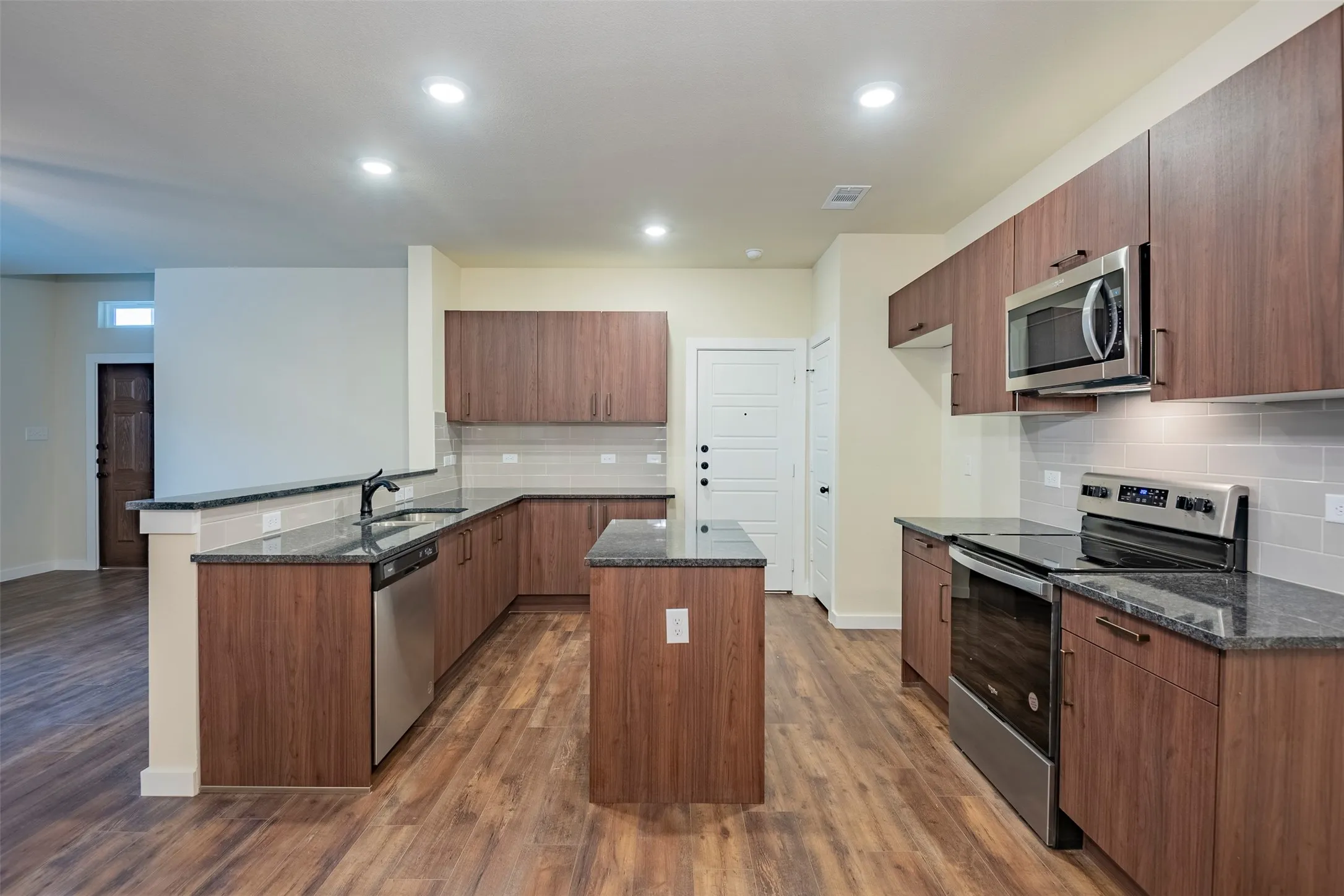 Duplex For Rent in Ellis County , 656 Wheatfield Drive, Venus, Texas 76084, 3 Bedroom, 2 Bathroom, 2 Garage spaces, 1,301 Sqft, built in 2023, Preowned, mls#21231337, Real Estate Agent in Venus, Homes For Rent in Ellis county, Homes For Rent in Venus, Realtor in Venus Texas, Real Estate Brokerage Independent Realty Texas, Luminita Cordes Realtor