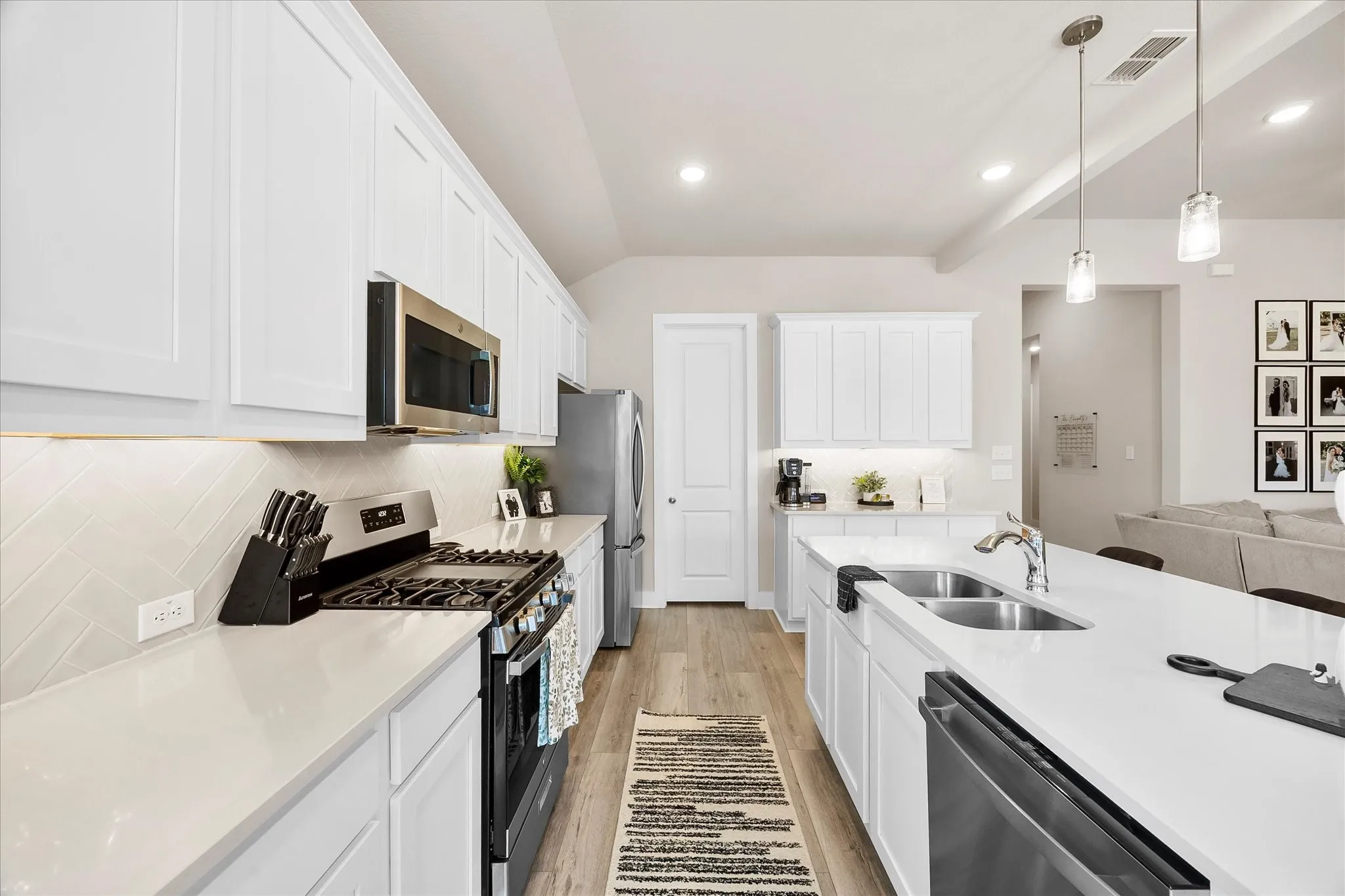 Single Family Residence For Sale in Kaufman County , 1872 Big Spring Drive, Forney, Texas 75126, 4 Bedroom, 3 Bathroom, 2 Garage spaces, 2,074 Sqft, built in 2021, Preowned, mls#21230415, Real Estate Agent in Forney, Homes For Sale in Kaufman county, Homes For Sale in Forney, Realtor in Forney Texas, Real Estate Brokerage Independent Realty Texas, Luminita Cordes Realtor