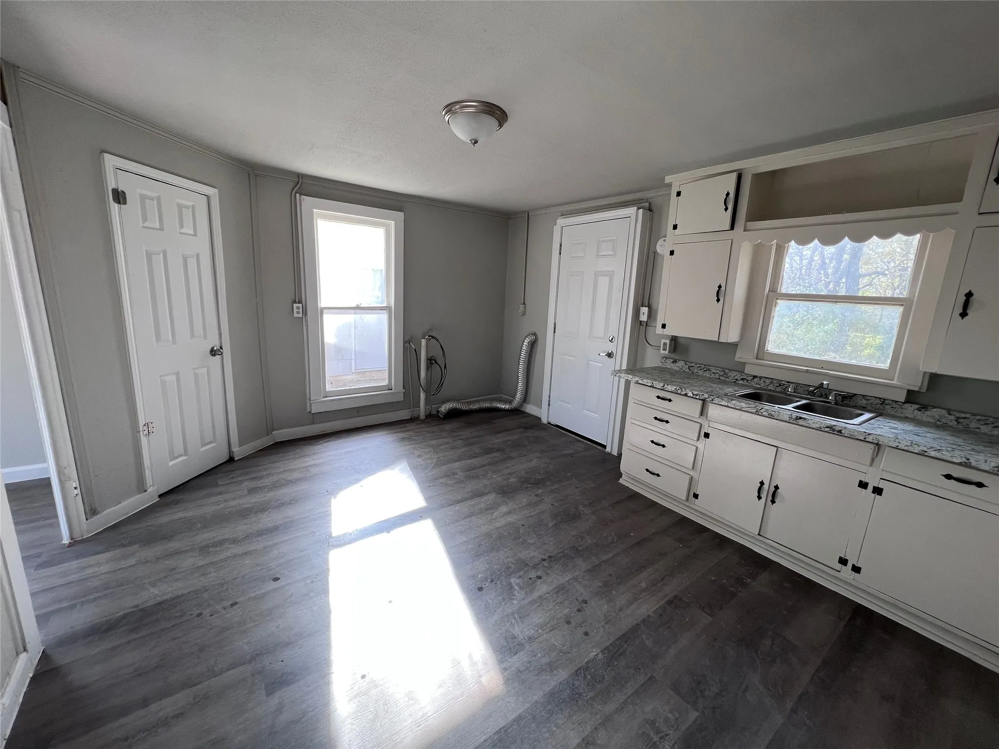 Single Family Residence For Rent in Hopkins County , 504 Lamar Street, Sulphur Springs, Texas 75482, 1 Bedroom, 1 Bathroom, Garage spaces, 552 Sqft, built in 1900, Price $825, mls#21231522, Real Estate Agent in Sulphur Springs, Homes For Rent in Hopkins county, Homes For Rent in Sulphur Springs, Realtor in Sulphur Springs Texas, Real Estate Brokerage Independent Realty Texas, Luminita Cordes Realtor
