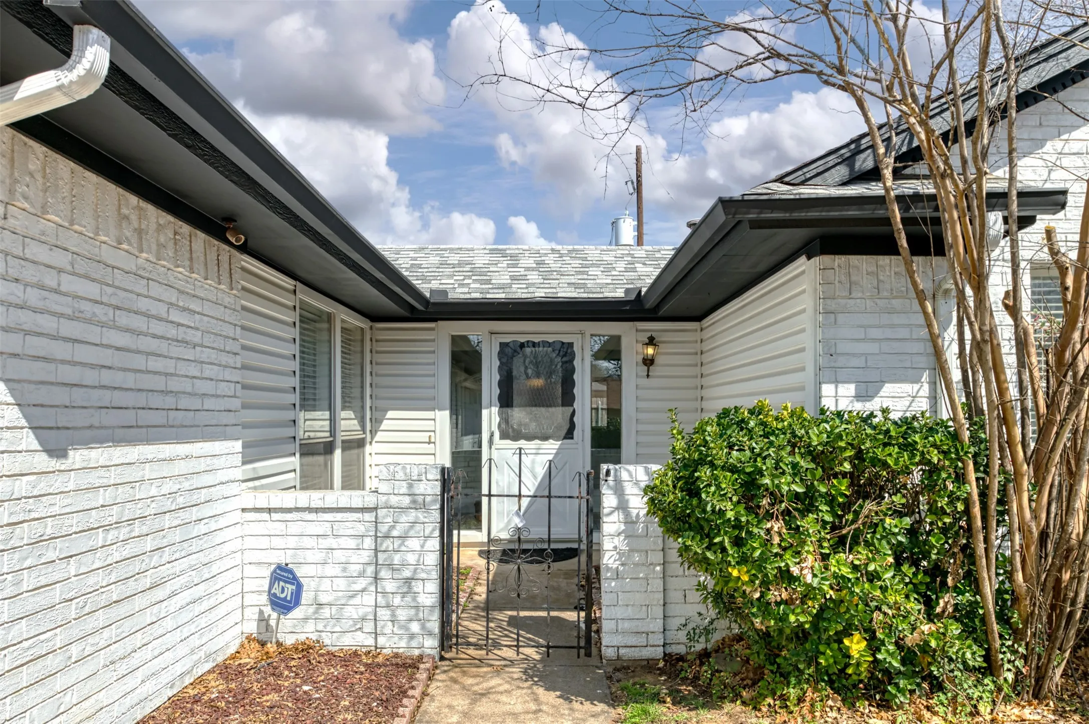 Single Family Residence For Rent in Tarrant County , 5603 Fireside Drive, Arlington, Texas 76016, 3 Bedroom, 2 Bathroom, 2 Garage spaces, 1,674 Sqft, built in 1976, Preowned, mls#21231551, Real Estate Agent in Arlington, Homes For Rent in Tarrant county, Homes For Rent in Arlington, Realtor in Arlington Texas, Real Estate Brokerage Independent Realty Texas, Luminita Cordes Realtor