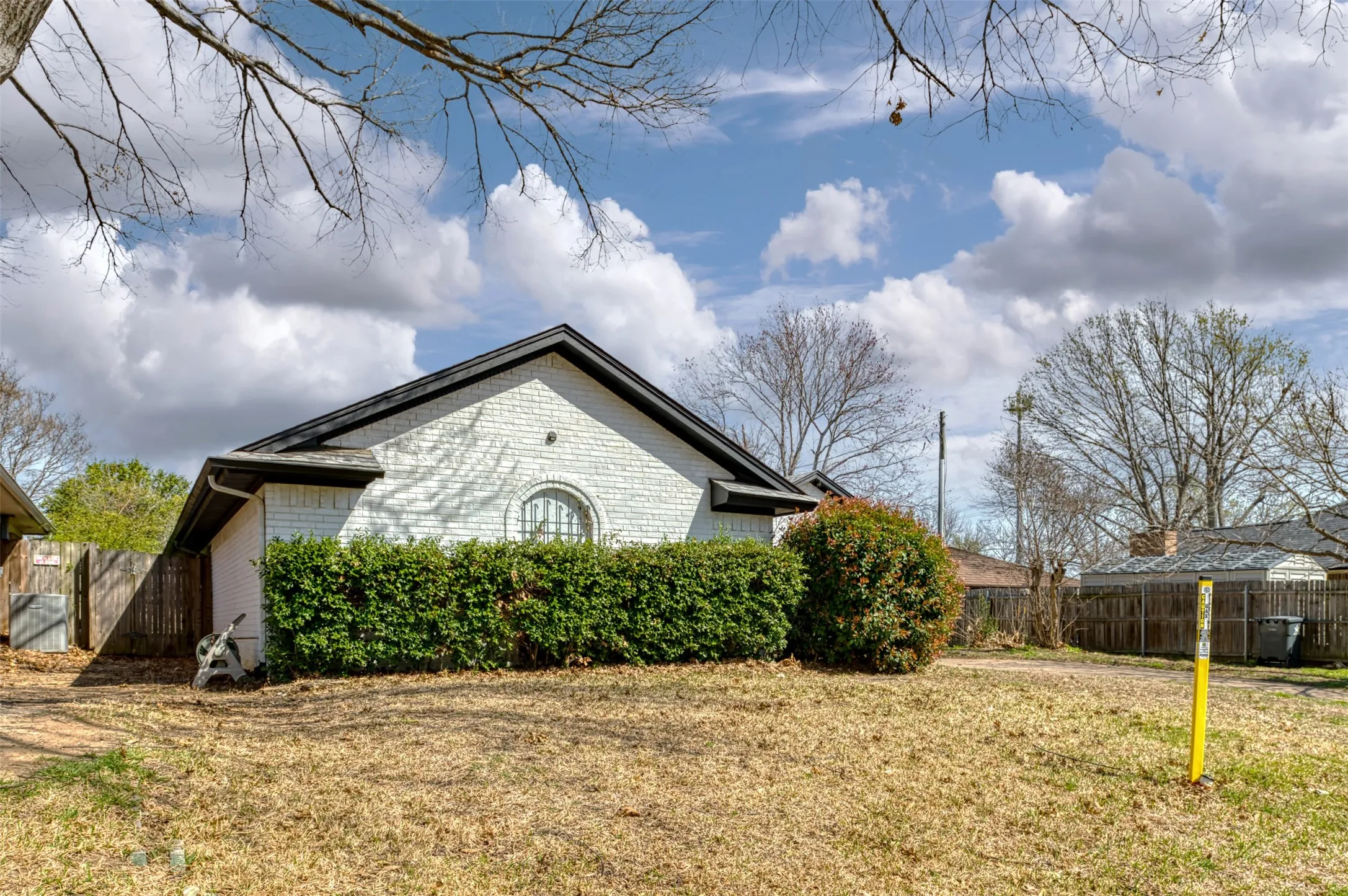 Single Family Residence For Rent in Tarrant County , 5603 Fireside Drive, Arlington, Texas 76016, 3 Bedroom, 2 Bathroom, 2 Garage spaces, 1,674 Sqft, built in 1976, Preowned, mls#21231551, Real Estate Agent in Arlington, Homes For Rent in Tarrant county, Homes For Rent in Arlington, Realtor in Arlington Texas, Real Estate Brokerage Independent Realty Texas, Luminita Cordes Realtor