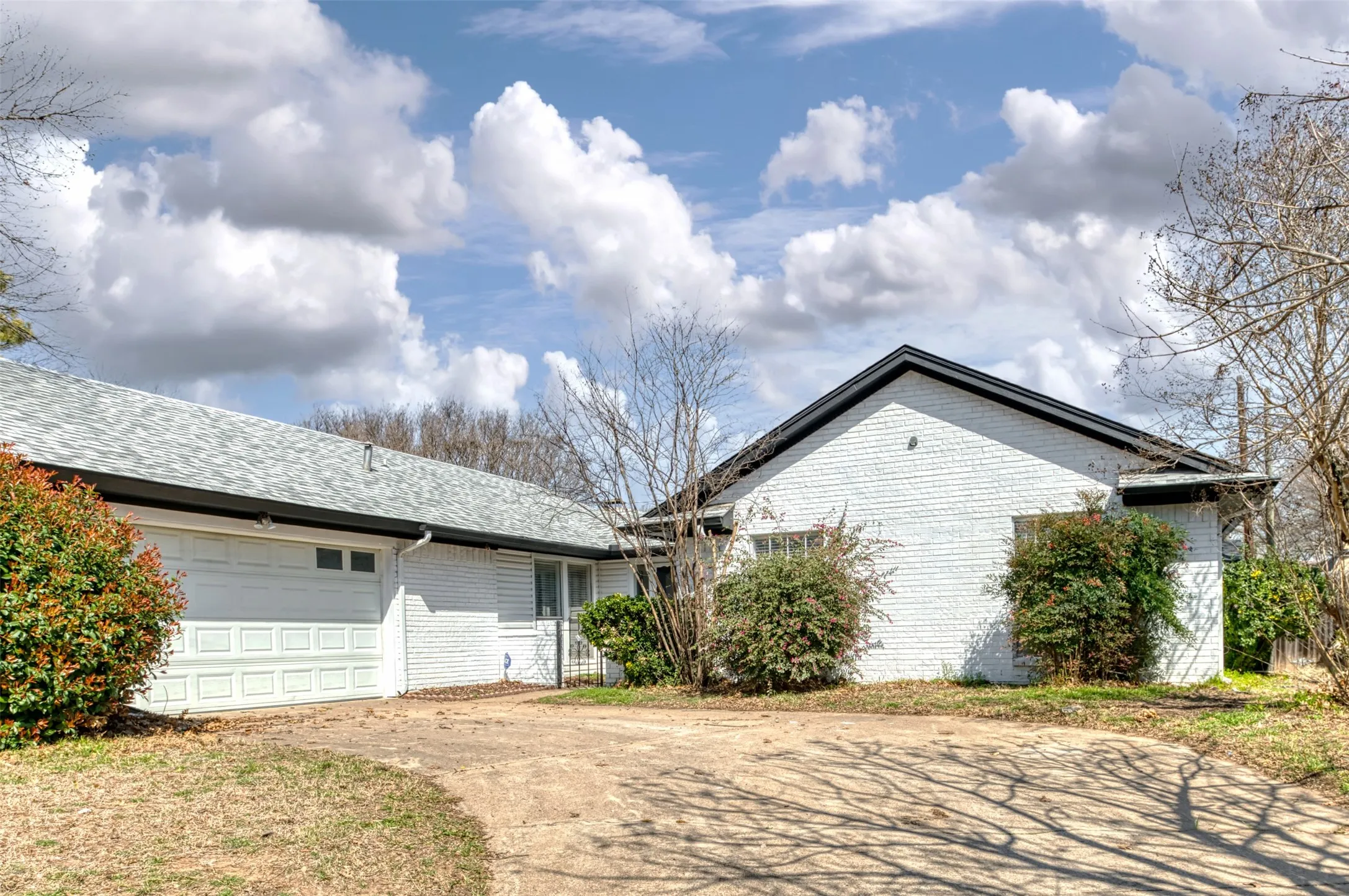 Single Family Residence For Rent in Tarrant County , 5603 Fireside Drive, Arlington, Texas 76016, 3 Bedroom, 2 Bathroom, 2 Garage spaces, 1,674 Sqft, built in 1976, Preowned, mls#21231551, Real Estate Agent in Arlington, Homes For Rent in Tarrant county, Homes For Rent in Arlington, Realtor in Arlington Texas, Real Estate Brokerage Independent Realty Texas, Luminita Cordes Realtor