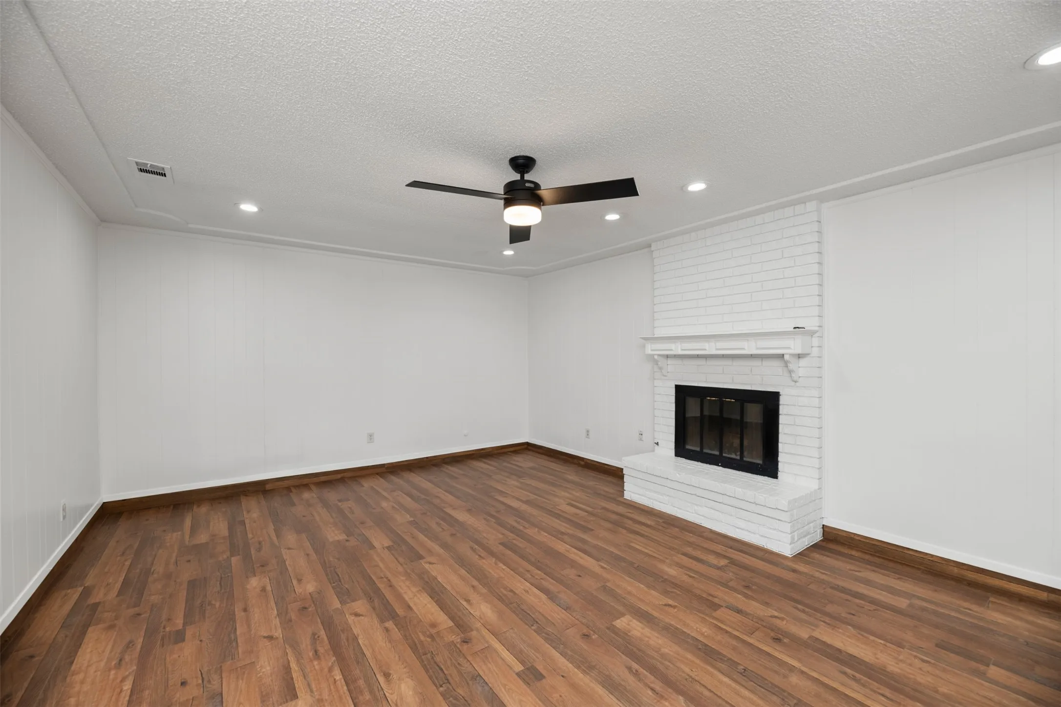 Single Family Residence For Rent in Tarrant County , 5603 Fireside Drive, Arlington, Texas 76016, 3 Bedroom, 2 Bathroom, 2 Garage spaces, 1,674 Sqft, built in 1976, Preowned, mls#21231551, Real Estate Agent in Arlington, Homes For Rent in Tarrant county, Homes For Rent in Arlington, Realtor in Arlington Texas, Real Estate Brokerage Independent Realty Texas, Luminita Cordes Realtor