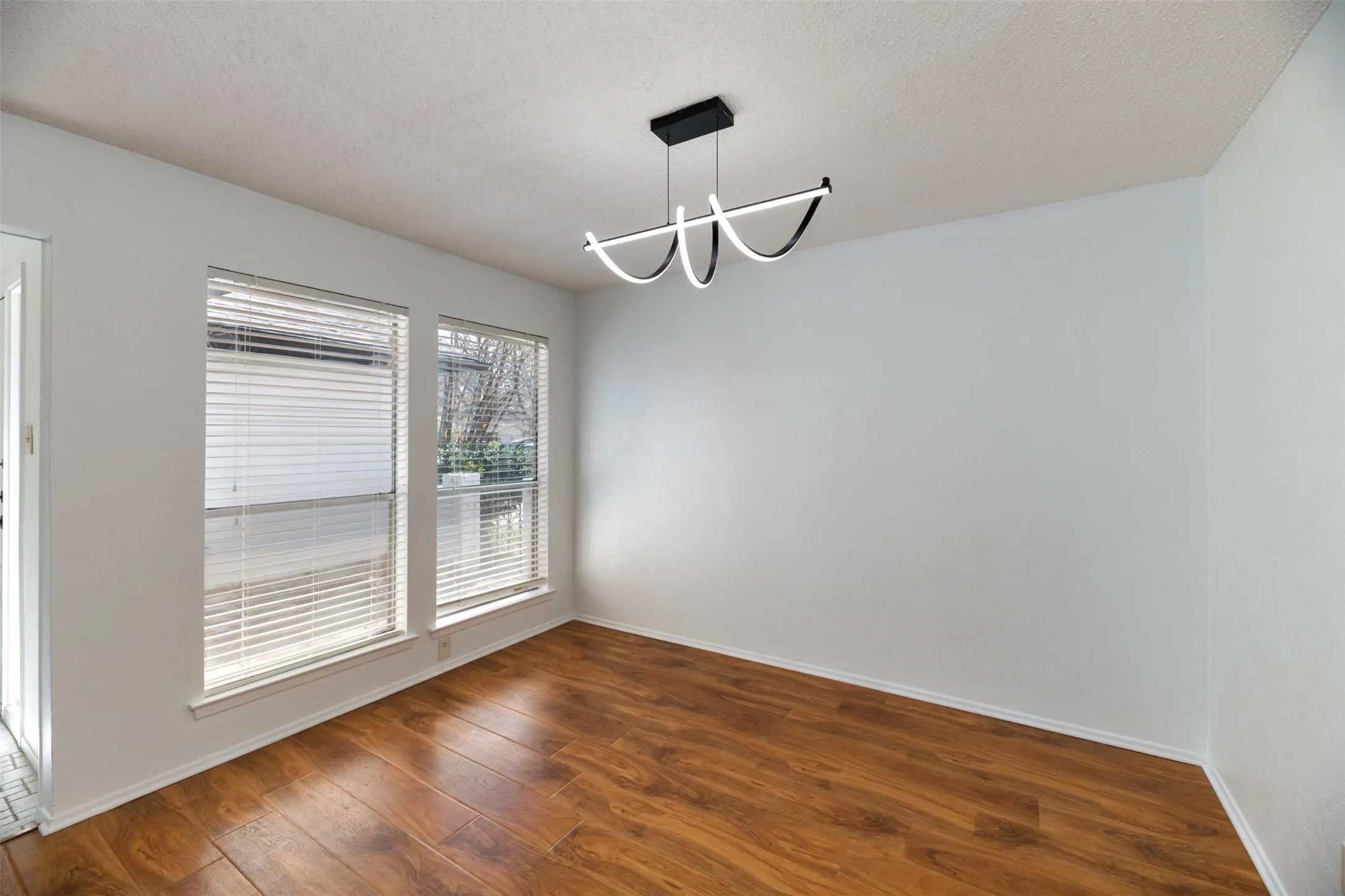 Single Family Residence For Rent in Tarrant County , 5603 Fireside Drive, Arlington, Texas 76016, 3 Bedroom, 2 Bathroom, 2 Garage spaces, 1,674 Sqft, built in 1976, Preowned, mls#21231551, Real Estate Agent in Arlington, Homes For Rent in Tarrant county, Homes For Rent in Arlington, Realtor in Arlington Texas, Real Estate Brokerage Independent Realty Texas, Luminita Cordes Realtor