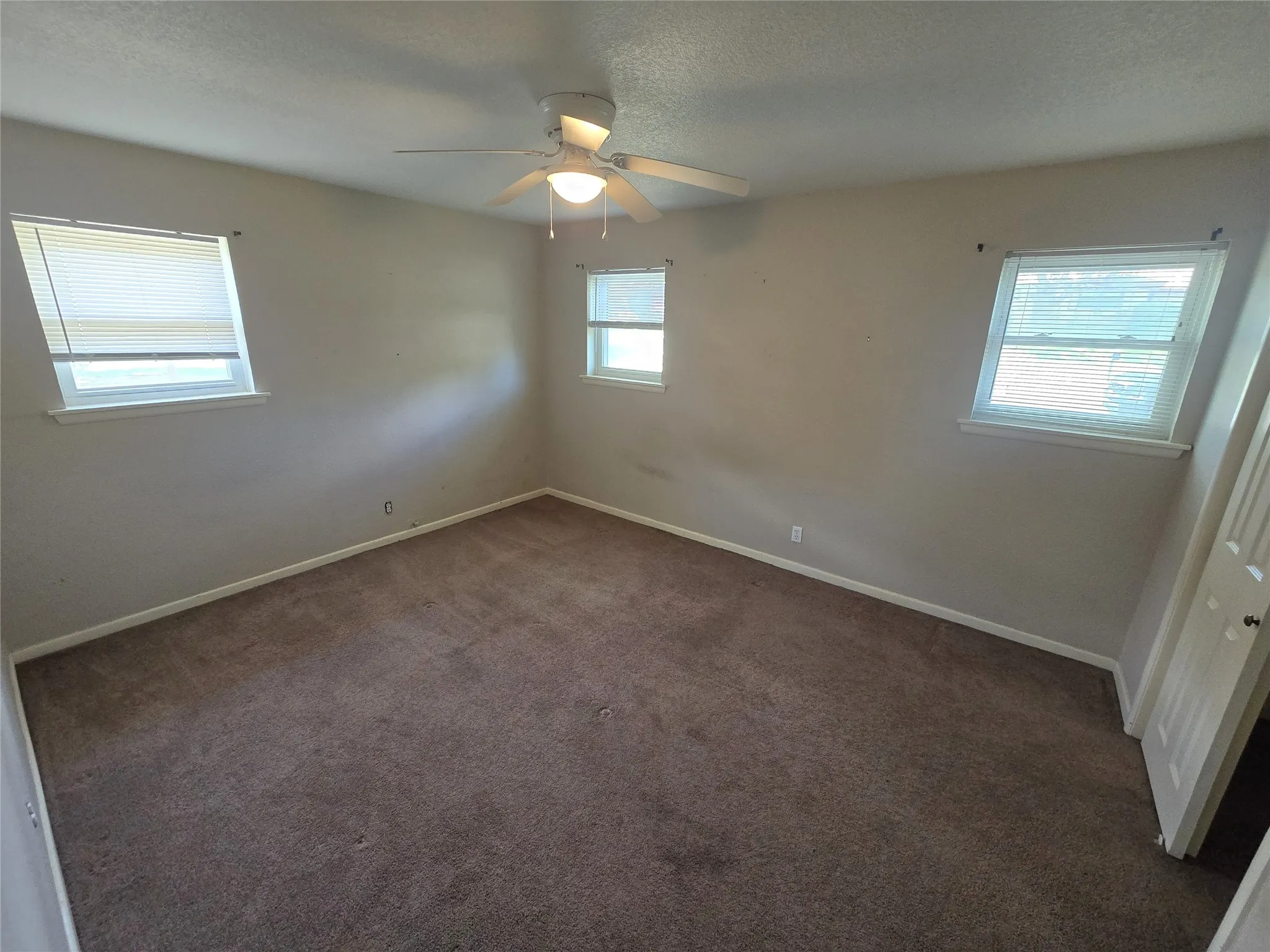 Single Family Residence For Sale in Tarrant County , 1144 Norwood Drive, Hurst, Texas 76053, 3 Bedroom, 2 Bathroom, 2 Garage spaces, 1,534 Sqft, built in 1958, Preowned, mls#21226558, Real Estate Agent in Hurst, Homes For Sale in Tarrant county, Homes For Sale in Hurst, Realtor in Hurst Texas, Real Estate Brokerage Independent Realty Texas, Luminita Cordes Realtor