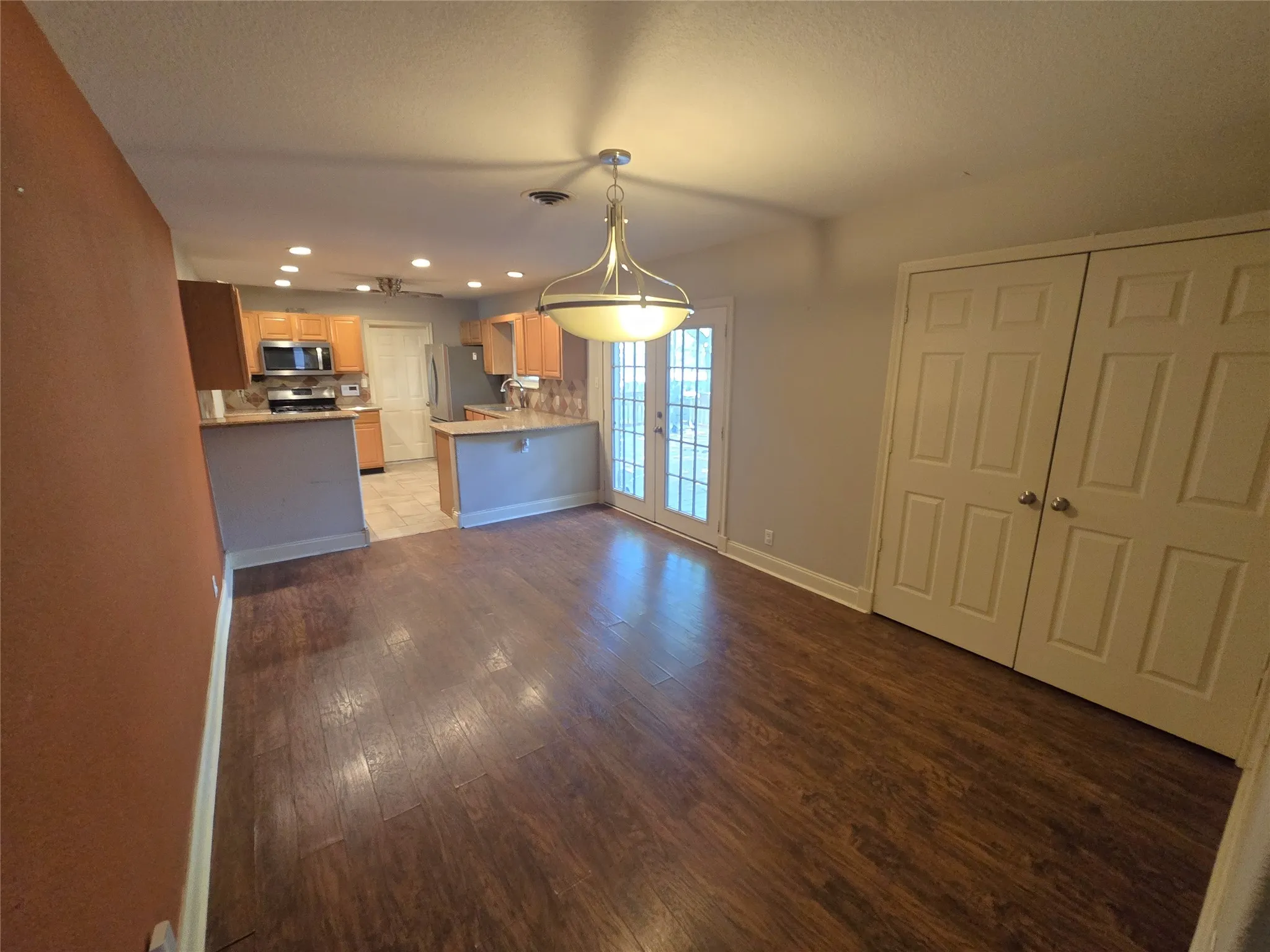 Single Family Residence For Sale in Tarrant County , 1144 Norwood Drive, Hurst, Texas 76053, 3 Bedroom, 2 Bathroom, 2 Garage spaces, 1,534 Sqft, built in 1958, Preowned, mls#21226558, Real Estate Agent in Hurst, Homes For Sale in Tarrant county, Homes For Sale in Hurst, Realtor in Hurst Texas, Real Estate Brokerage Independent Realty Texas, Luminita Cordes Realtor