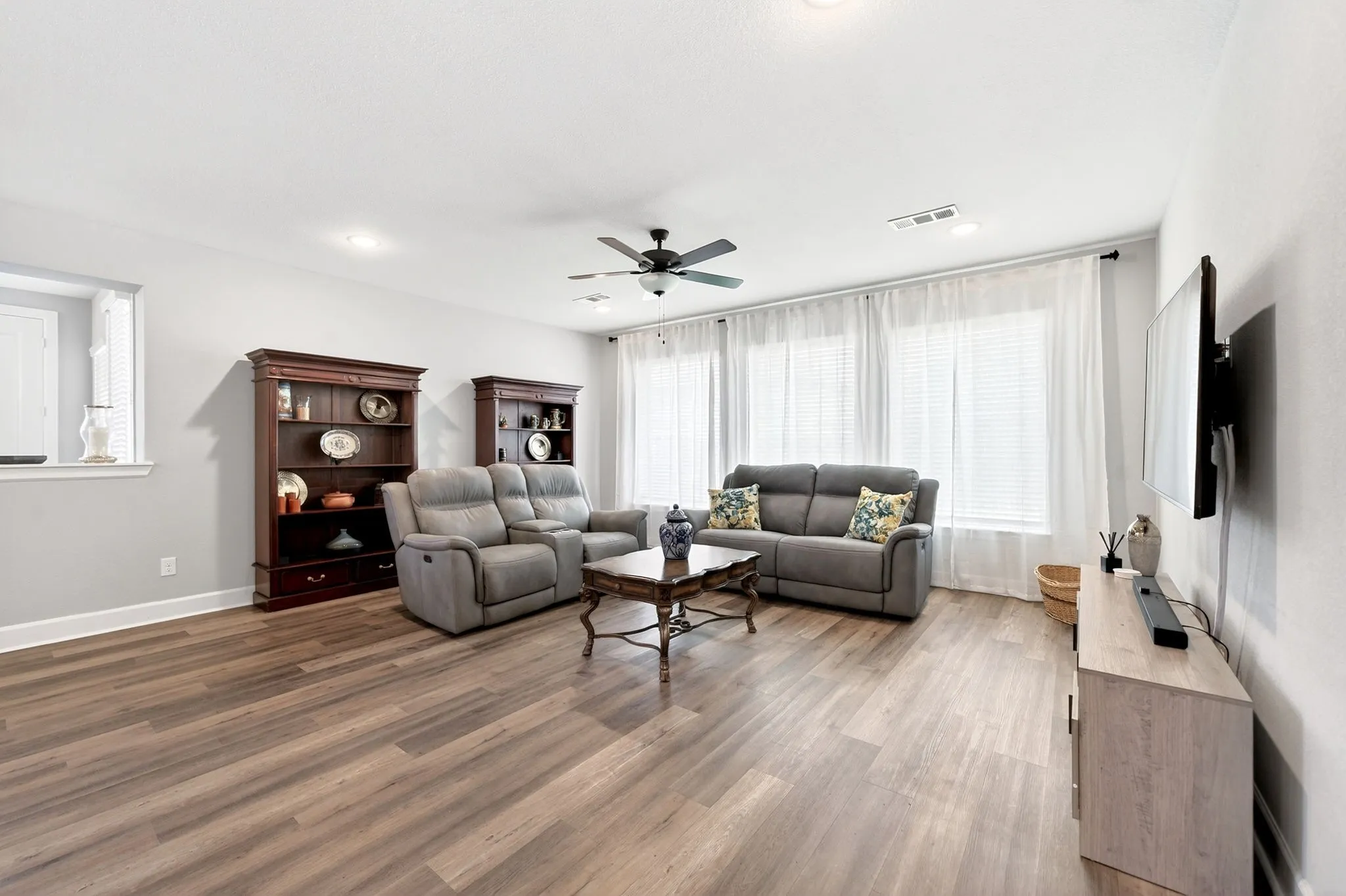 Single Family Residence For Sale in Kaufman County , 1469 Lawnview Drive, Forney, Texas 75126, 4 Bedrooms, 3 Bathrooms, 3 Garage spaces, 3,406 Sqft, built in 2021, Preowned, Price $475,000, mls#21229813, Real Estate Agent in Forney, Homes For Sale in Kaufman county, Homes For Sale in Forney, Realtor in Forney Texas, Real Estate Brokerage Independent Realty Texas, Luminita Cordes Realtor