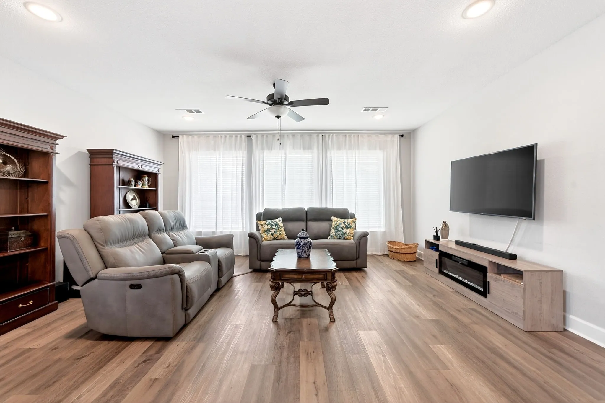Single Family Residence For Sale in Kaufman County , 1469 Lawnview Drive, Forney, Texas 75126, 4 Bedrooms, 3 Bathrooms, 3 Garage spaces, 3,406 Sqft, built in 2021, Preowned, Price $475,000, mls#21229813, Real Estate Agent in Forney, Homes For Sale in Kaufman county, Homes For Sale in Forney, Realtor in Forney Texas, Real Estate Brokerage Independent Realty Texas, Luminita Cordes Realtor