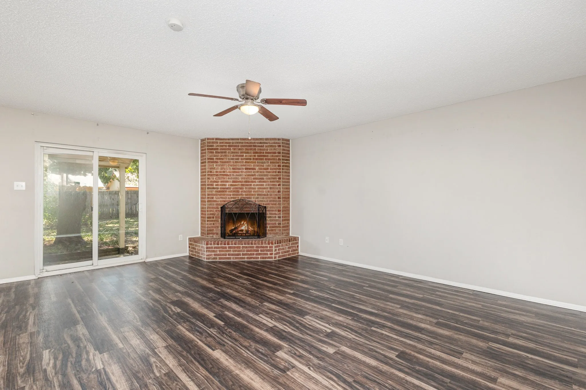 Single Family Residence For Sale in Tarrant County , 5616 Atlantis Terrace, Arlington, Texas 76016, 3 Bedroom, 2 Bathroom, 2 Garage spaces, 1,303 Sqft, built in 1977, Preowned, mls#21231632, Real Estate Agent in Arlington, Homes For Sale in Tarrant county, Homes For Sale in Arlington, Realtor in Arlington Texas, Real Estate Brokerage Independent Realty Texas, Luminita Cordes Realtor
