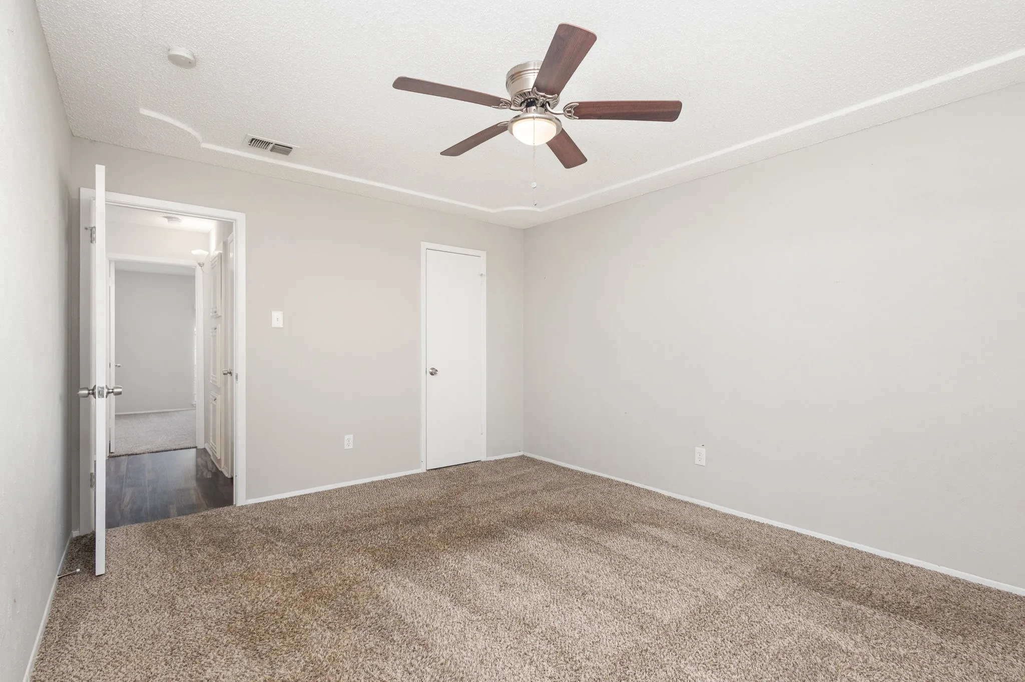 Single Family Residence For Sale in Tarrant County , 5616 Atlantis Terrace, Arlington, Texas 76016, 3 Bedroom, 2 Bathroom, 2 Garage spaces, 1,303 Sqft, built in 1977, Preowned, mls#21231632, Real Estate Agent in Arlington, Homes For Sale in Tarrant county, Homes For Sale in Arlington, Realtor in Arlington Texas, Real Estate Brokerage Independent Realty Texas, Luminita Cordes Realtor