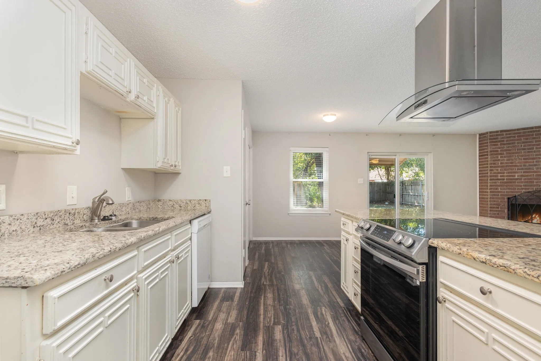 Eat-in kitchen