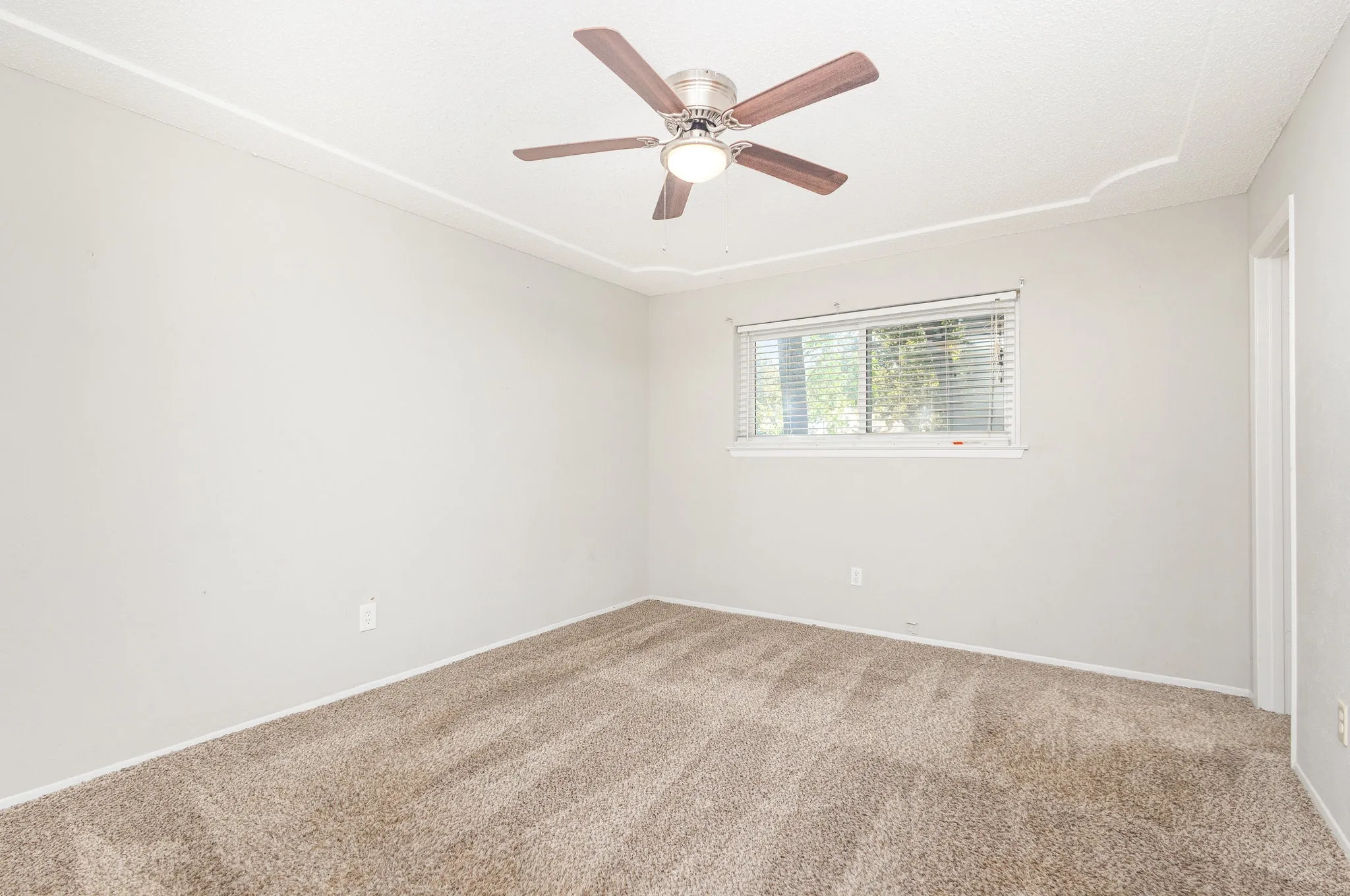 Single Family Residence For Sale in Tarrant County , 5616 Atlantis Terrace, Arlington, Texas 76016, 3 Bedroom, 2 Bathroom, 2 Garage spaces, 1,303 Sqft, built in 1977, Preowned, mls#21231632, Real Estate Agent in Arlington, Homes For Sale in Tarrant county, Homes For Sale in Arlington, Realtor in Arlington Texas, Real Estate Brokerage Independent Realty Texas, Luminita Cordes Realtor