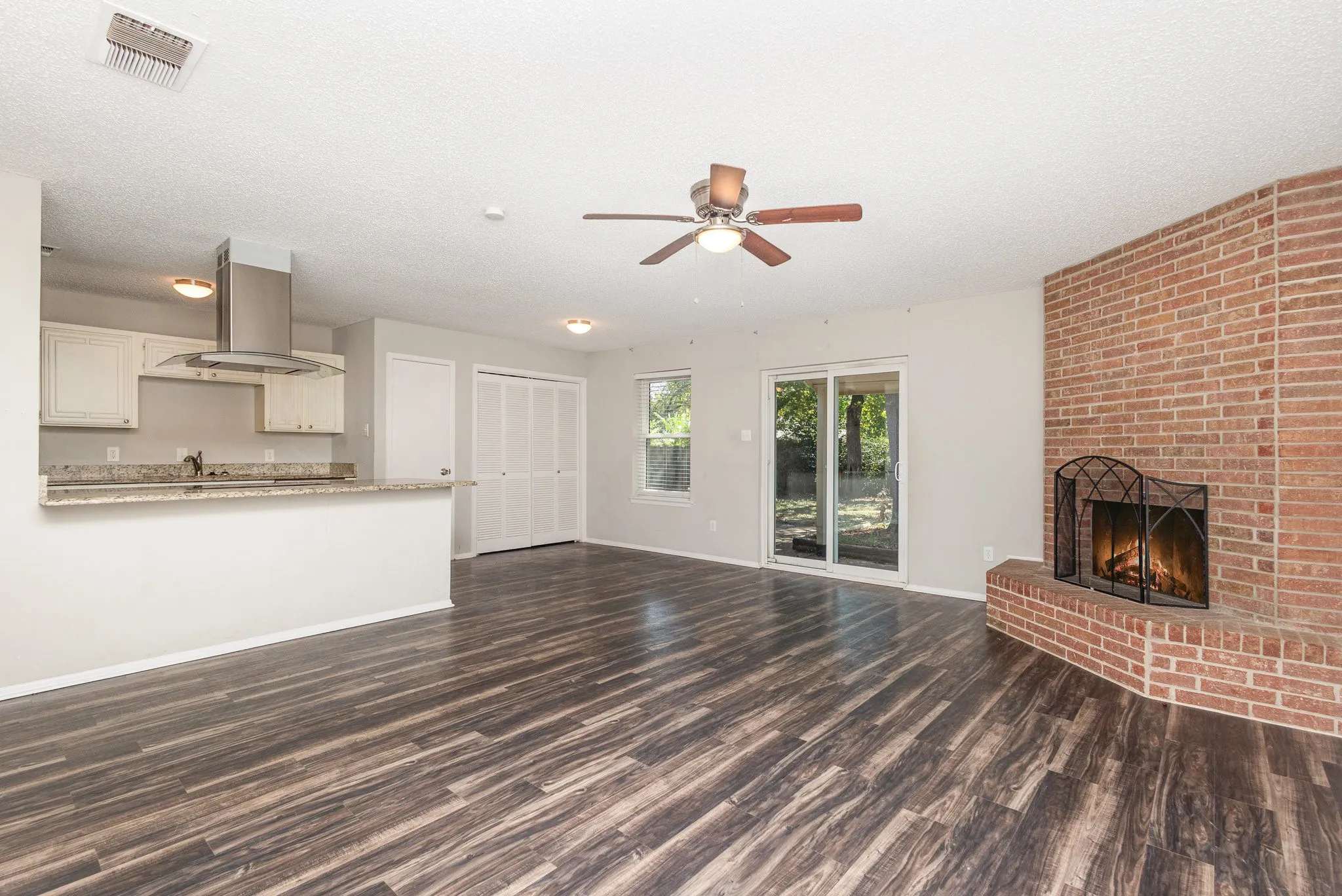 Single Family Residence For Sale in Tarrant County , 5616 Atlantis Terrace, Arlington, Texas 76016, 3 Bedroom, 2 Bathroom, 2 Garage spaces, 1,303 Sqft, built in 1977, Preowned, mls#21231632, Real Estate Agent in Arlington, Homes For Sale in Tarrant county, Homes For Sale in Arlington, Realtor in Arlington Texas, Real Estate Brokerage Independent Realty Texas, Luminita Cordes Realtor