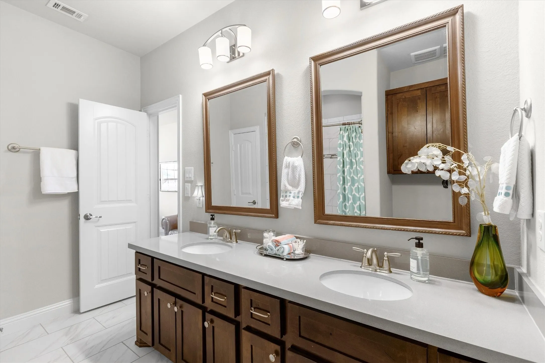 Upstairs Full Bathroom