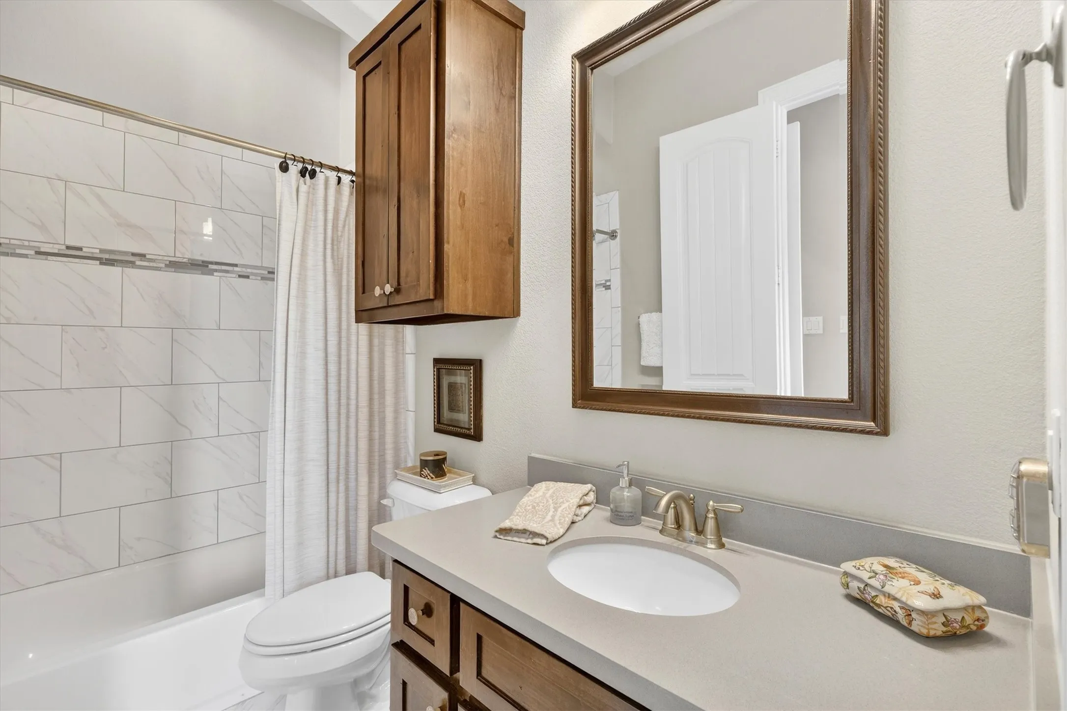 Downstairs private bathroom for guestroom