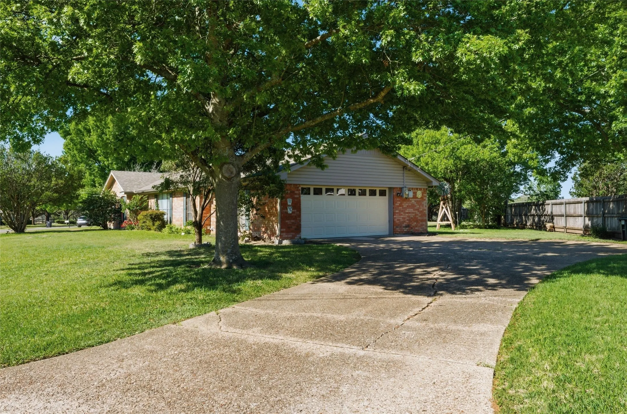 Single Family Residence For Sale in Mc Lennan County , 9321 Tree Lake Drive, Waco, Texas 76708, 3 Bedroom, 2 Bathroom, 2 Garage spaces, 1,883 Sqft, built in 1975, mls#21231722, Real Estate Agent in Waco, Homes For Sale in Mc Lennan county, Homes For Sale in Waco, Realtor in Waco Texas, Real Estate Brokerage Independent Realty Texas, Luminita Cordes Realtor