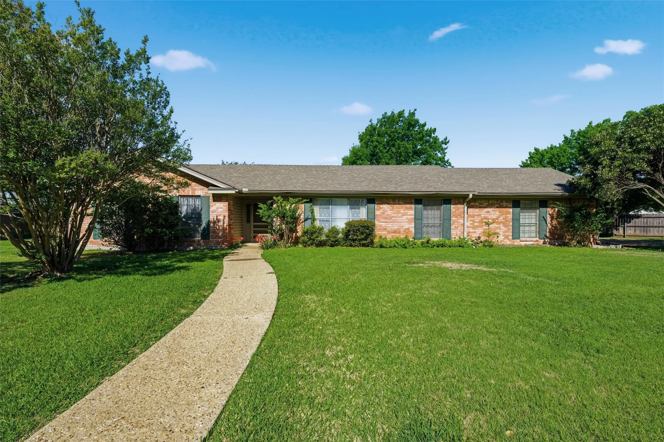 Single Family Residence For Sale in Mc Lennan County , 9321 Tree Lake Drive, Waco, Texas 76708, 3 Bedroom, 2 Bathroom, 2 Garage spaces, 1,883 Sqft, built in 1975, mls#21231722, Real Estate Agent in Waco, Homes For Sale in Mc Lennan county, Homes For Sale in Waco, Realtor in Waco Texas, Real Estate Brokerage Independent Realty Texas, Luminita Cordes Realtor