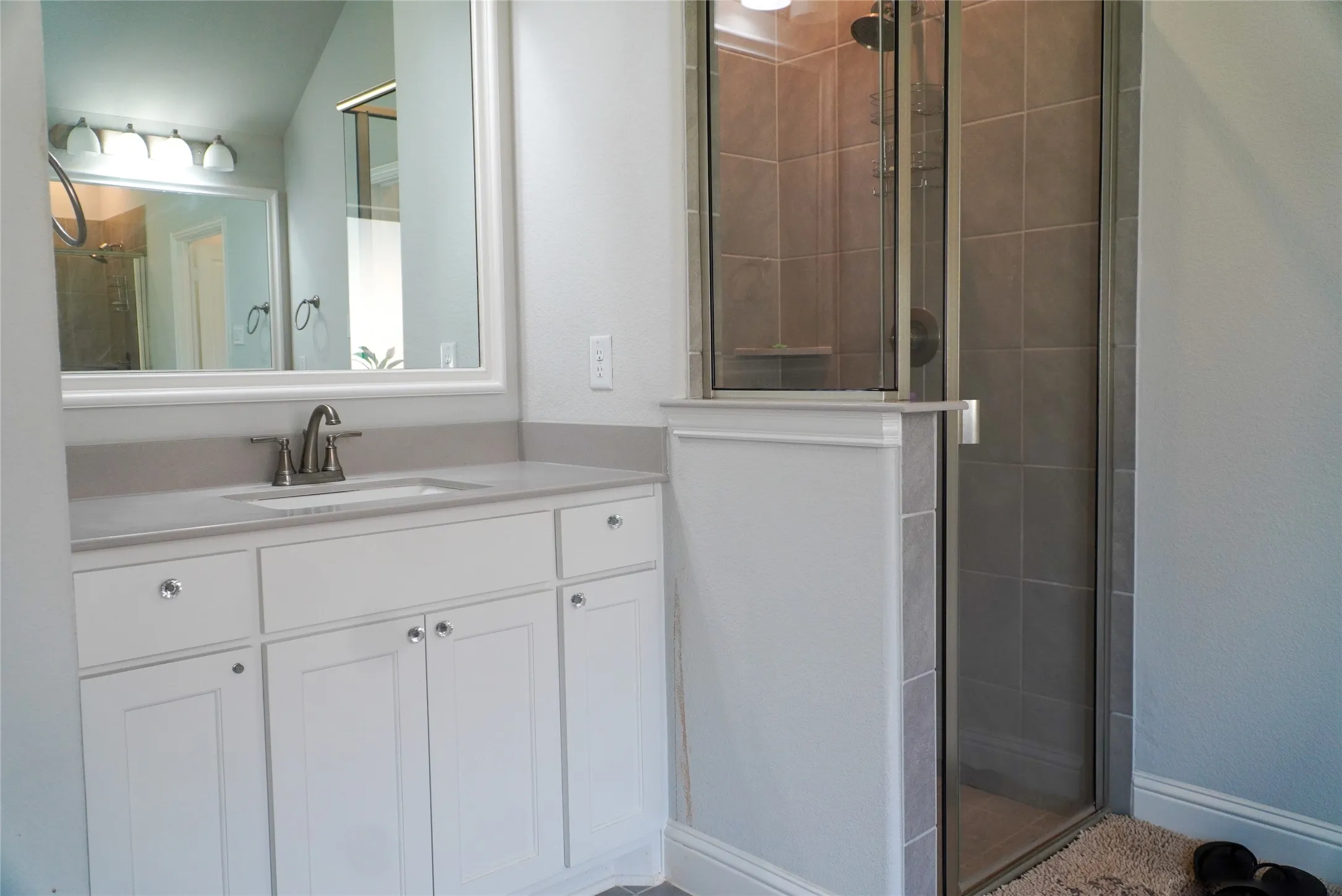 Single Family Residence For Sale in Johnson County , 428 Molly Lane, Keene, Texas 76059, 4 Bedroom, 3 Bathroom, 2 Garage spaces, 2,546 Sqft, built in 2022, mls#21231812, Real Estate Agent in Keene, Homes For Sale in Johnson county, Homes For Sale in Keene, Realtor in Keene Texas, Real Estate Brokerage Independent Realty Texas, Luminita Cordes Realtor