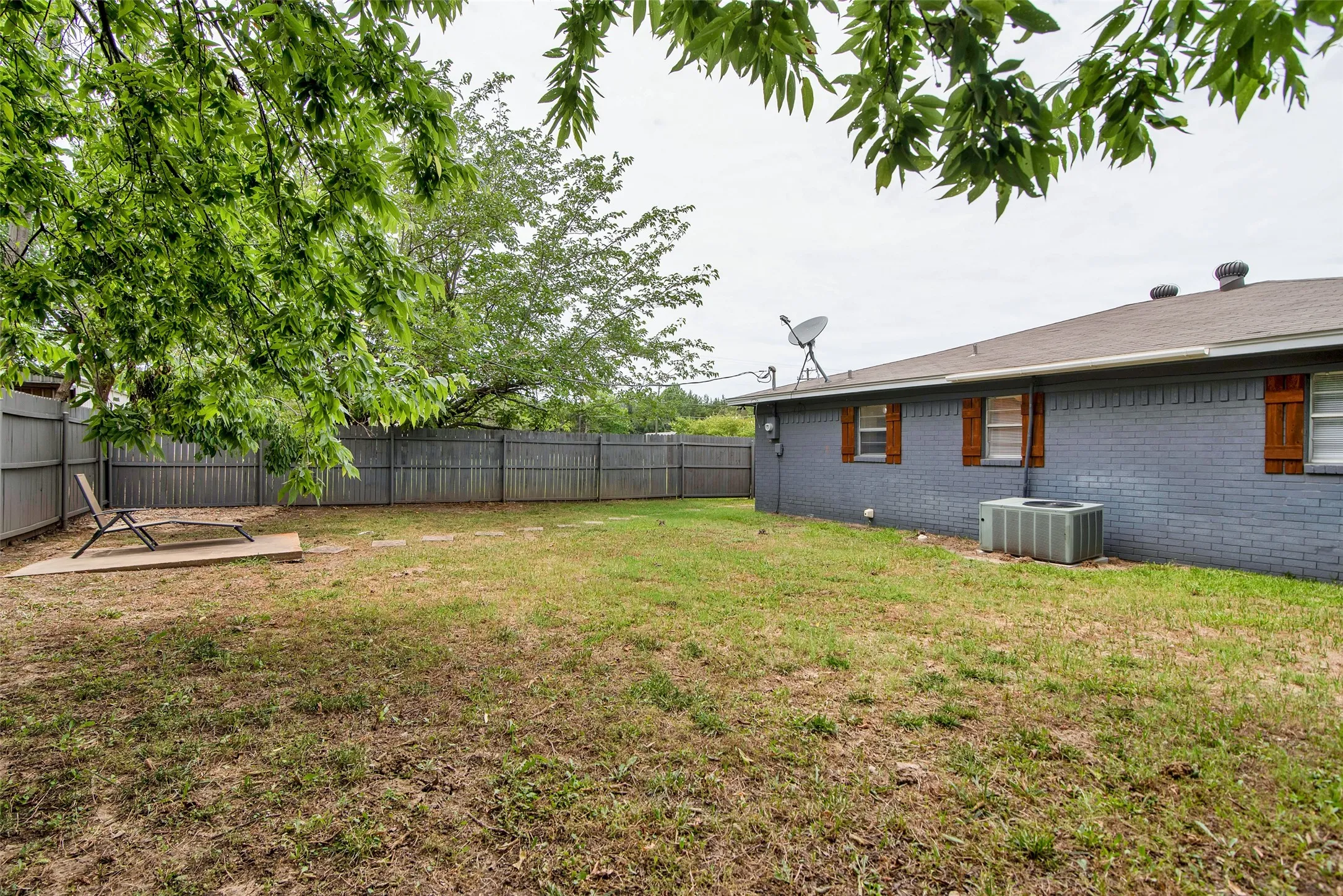 Single Family Residence For Sale in Grayson County , 412 Lee Boulevard, Pottsboro, Texas 75076, 3 Bedroom, 2 Bathroom, Garage spaces, 1,340 Sqft, built in 1971, Preowned, mls#21231787, Real Estate Agent in Pottsboro, Homes For Sale in Grayson county, Homes For Sale in Pottsboro, Realtor in Pottsboro Texas, Real Estate Brokerage Independent Realty Texas, Luminita Cordes Realtor