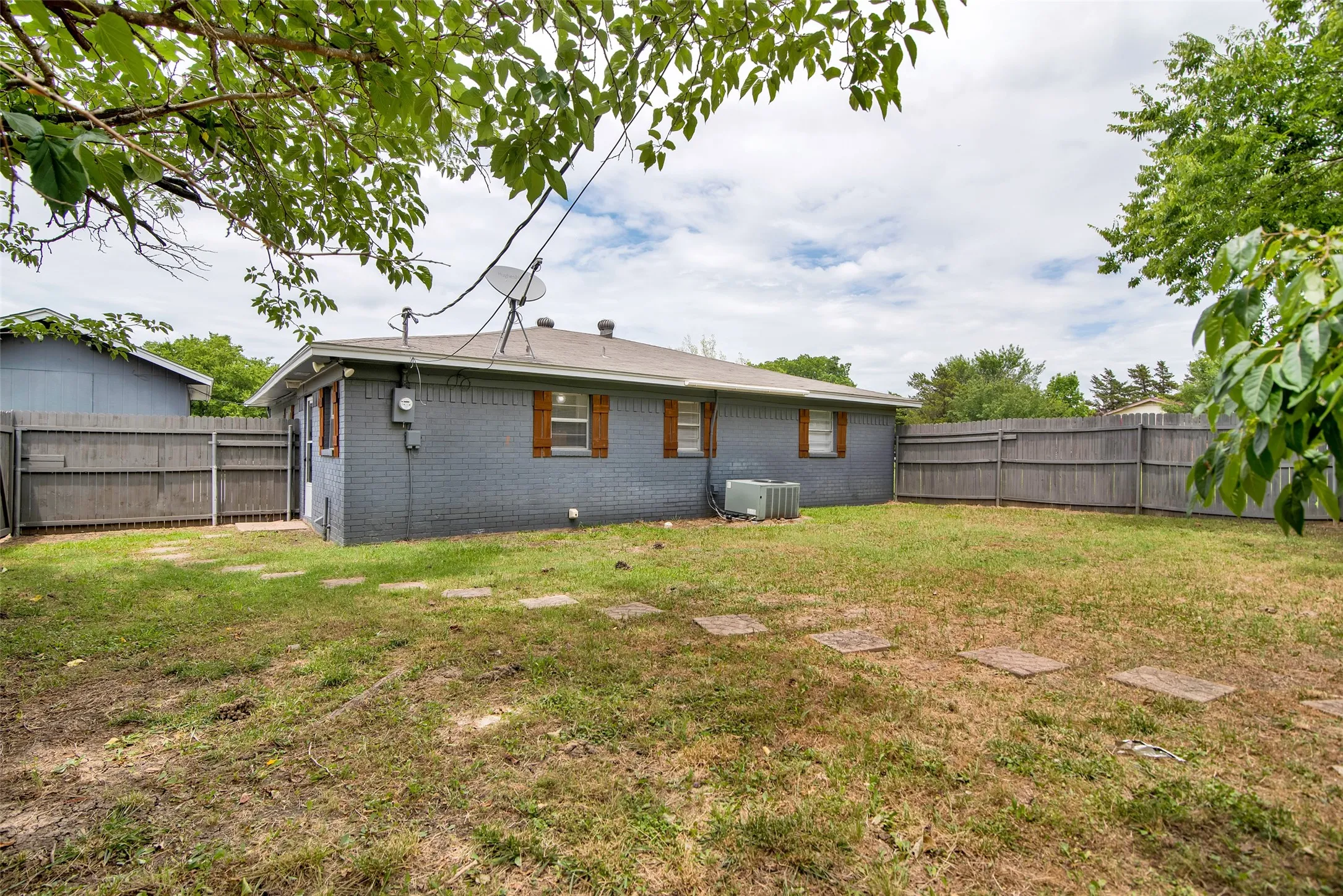 Single Family Residence For Sale in Grayson County , 412 Lee Boulevard, Pottsboro, Texas 75076, 3 Bedroom, 2 Bathroom, Garage spaces, 1,340 Sqft, built in 1971, Preowned, mls#21231787, Real Estate Agent in Pottsboro, Homes For Sale in Grayson county, Homes For Sale in Pottsboro, Realtor in Pottsboro Texas, Real Estate Brokerage Independent Realty Texas, Luminita Cordes Realtor