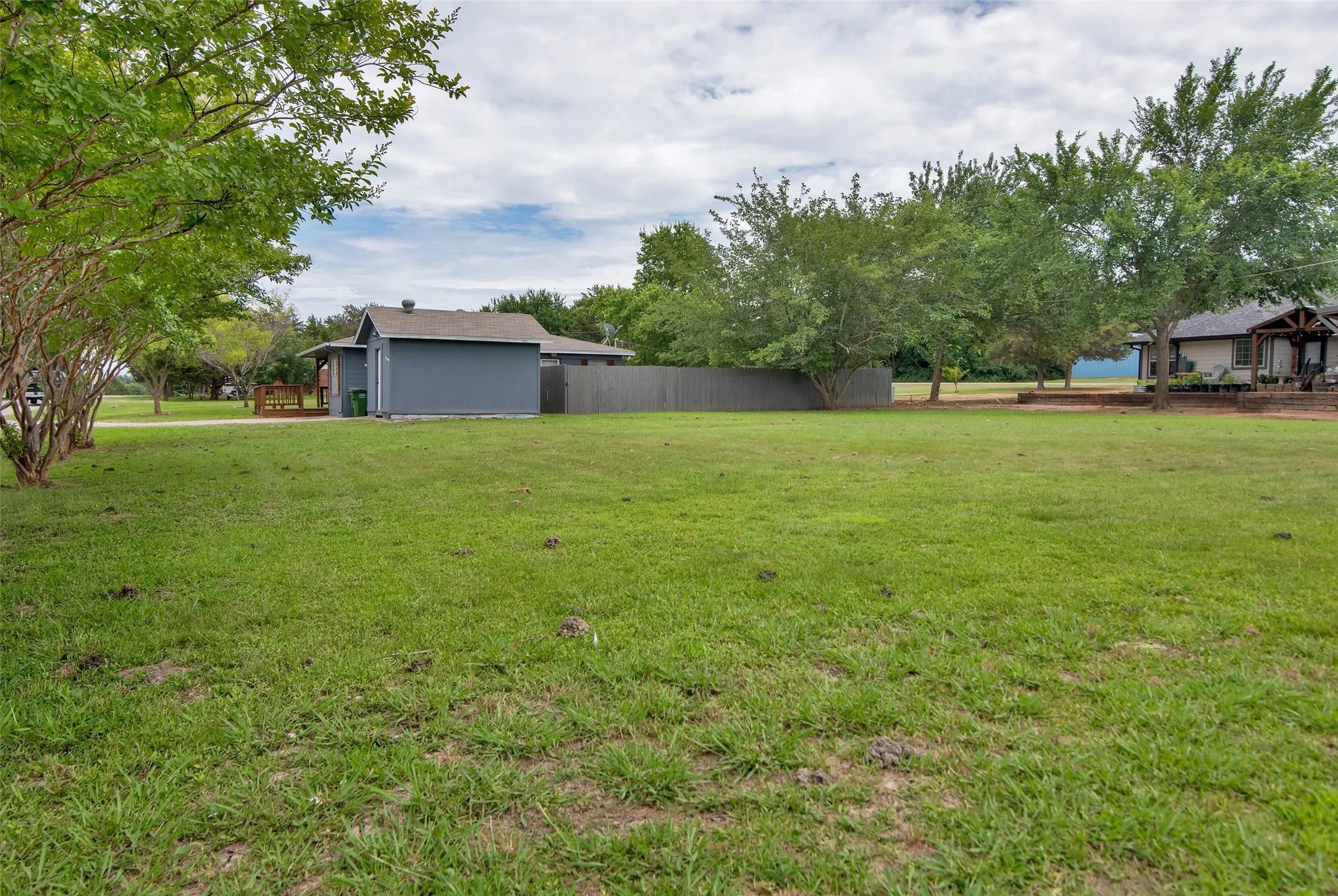 Single Family Residence For Sale in Grayson County , 412 Lee Boulevard, Pottsboro, Texas 75076, 3 Bedroom, 2 Bathroom, Garage spaces, 1,340 Sqft, built in 1971, Preowned, mls#21231787, Real Estate Agent in Pottsboro, Homes For Sale in Grayson county, Homes For Sale in Pottsboro, Realtor in Pottsboro Texas, Real Estate Brokerage Independent Realty Texas, Luminita Cordes Realtor