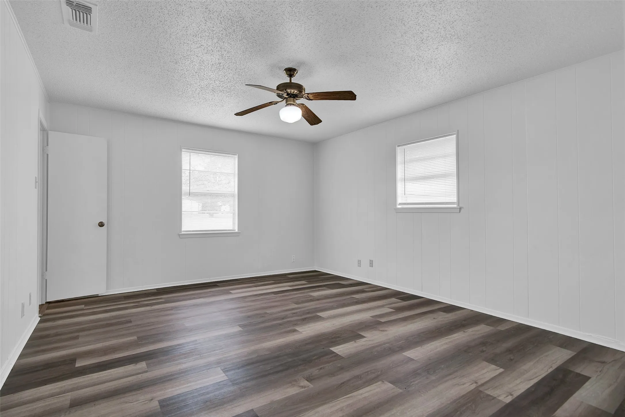 Single Family Residence For Sale in Grayson County , 412 Lee Boulevard, Pottsboro, Texas 75076, 3 Bedroom, 2 Bathroom, Garage spaces, 1,340 Sqft, built in 1971, Preowned, mls#21231787, Real Estate Agent in Pottsboro, Homes For Sale in Grayson county, Homes For Sale in Pottsboro, Realtor in Pottsboro Texas, Real Estate Brokerage Independent Realty Texas, Luminita Cordes Realtor