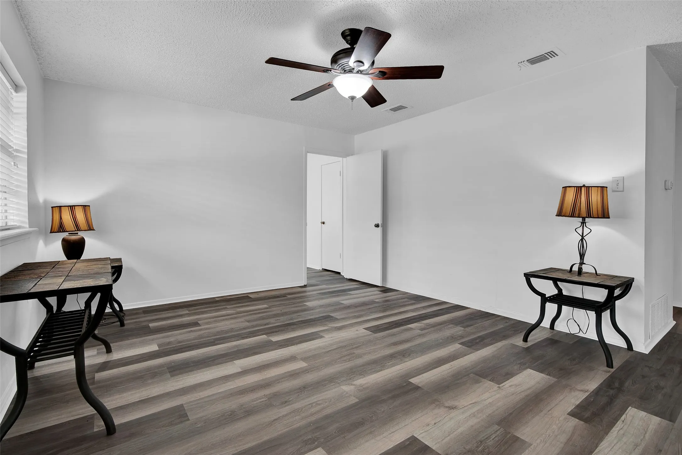 Single Family Residence For Sale in Grayson County , 412 Lee Boulevard, Pottsboro, Texas 75076, 3 Bedroom, 2 Bathroom, Garage spaces, 1,340 Sqft, built in 1971, Preowned, mls#21231787, Real Estate Agent in Pottsboro, Homes For Sale in Grayson county, Homes For Sale in Pottsboro, Realtor in Pottsboro Texas, Real Estate Brokerage Independent Realty Texas, Luminita Cordes Realtor