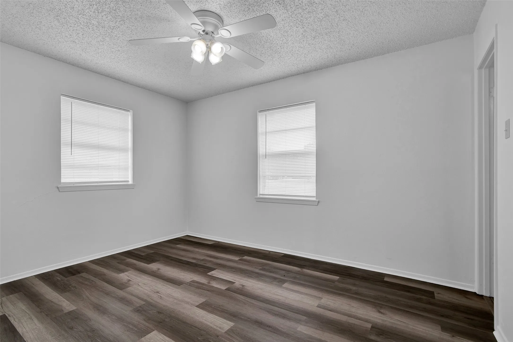 Single Family Residence For Sale in Grayson County , 412 Lee Boulevard, Pottsboro, Texas 75076, 3 Bedroom, 2 Bathroom, Garage spaces, 1,340 Sqft, built in 1971, Preowned, mls#21231787, Real Estate Agent in Pottsboro, Homes For Sale in Grayson county, Homes For Sale in Pottsboro, Realtor in Pottsboro Texas, Real Estate Brokerage Independent Realty Texas, Luminita Cordes Realtor