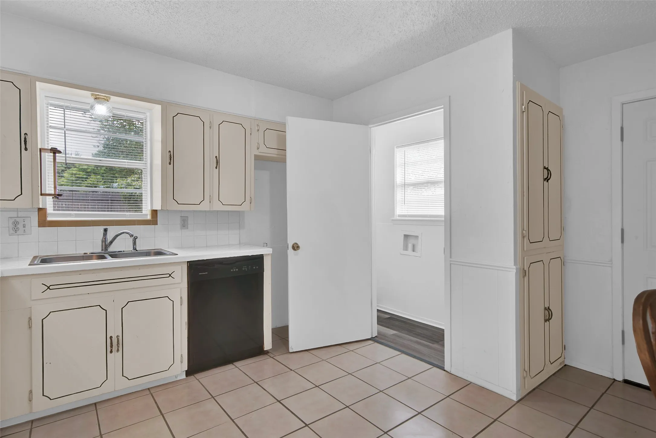 Single Family Residence For Sale in Grayson County , 412 Lee Boulevard, Pottsboro, Texas 75076, 3 Bedroom, 2 Bathroom, Garage spaces, 1,340 Sqft, built in 1971, Preowned, mls#21231787, Real Estate Agent in Pottsboro, Homes For Sale in Grayson county, Homes For Sale in Pottsboro, Realtor in Pottsboro Texas, Real Estate Brokerage Independent Realty Texas, Luminita Cordes Realtor