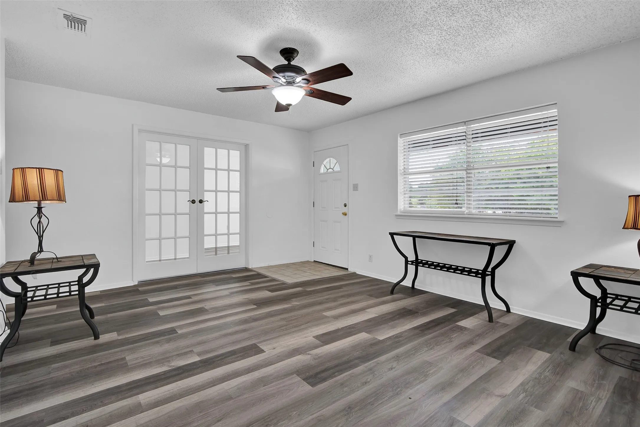 Single Family Residence For Sale in Grayson County , 412 Lee Boulevard, Pottsboro, Texas 75076, 3 Bedroom, 2 Bathroom, Garage spaces, 1,340 Sqft, built in 1971, Preowned, mls#21231787, Real Estate Agent in Pottsboro, Homes For Sale in Grayson county, Homes For Sale in Pottsboro, Realtor in Pottsboro Texas, Real Estate Brokerage Independent Realty Texas, Luminita Cordes Realtor