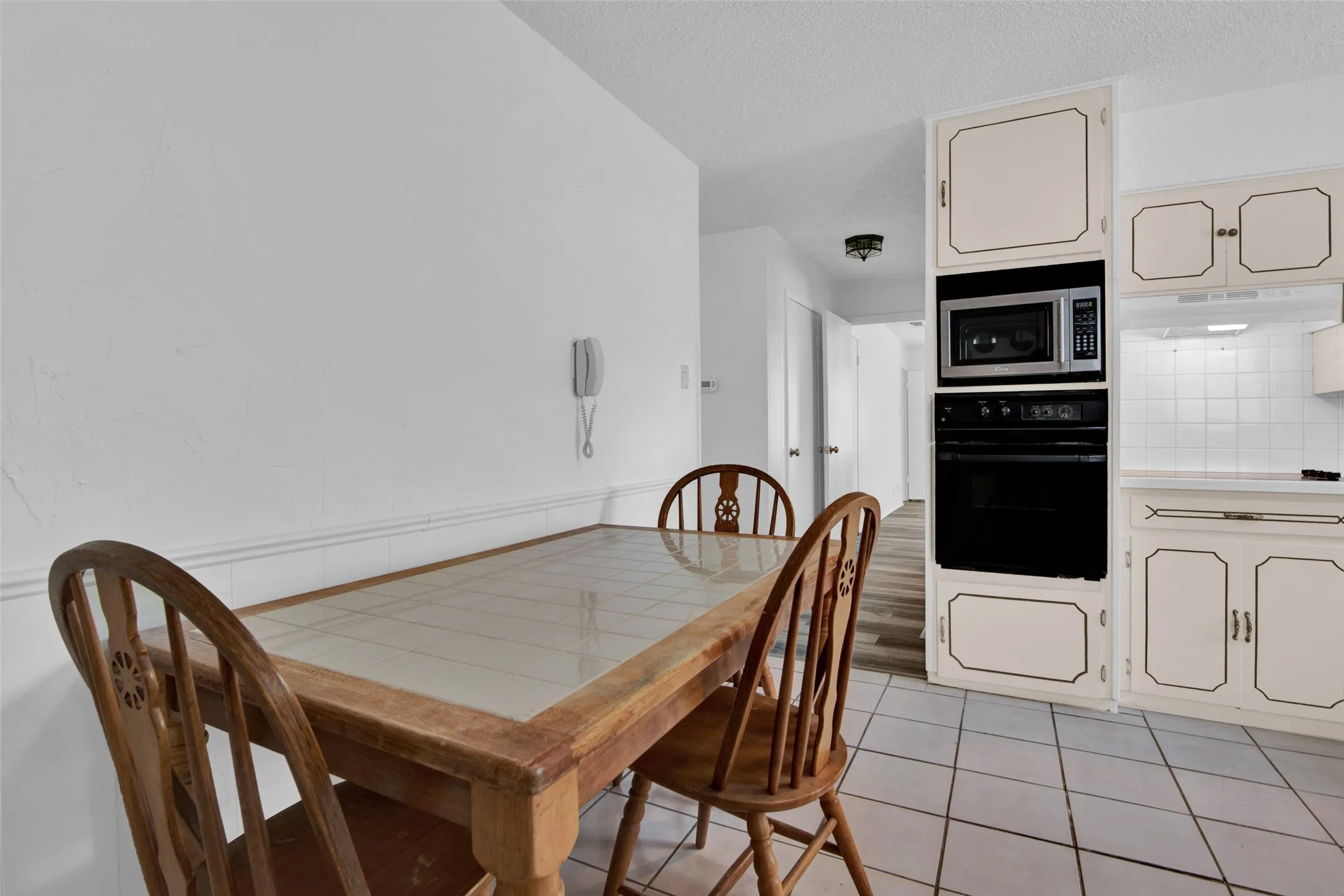 Single Family Residence For Sale in Grayson County , 412 Lee Boulevard, Pottsboro, Texas 75076, 3 Bedroom, 2 Bathroom, Garage spaces, 1,340 Sqft, built in 1971, Preowned, mls#21231787, Real Estate Agent in Pottsboro, Homes For Sale in Grayson county, Homes For Sale in Pottsboro, Realtor in Pottsboro Texas, Real Estate Brokerage Independent Realty Texas, Luminita Cordes Realtor