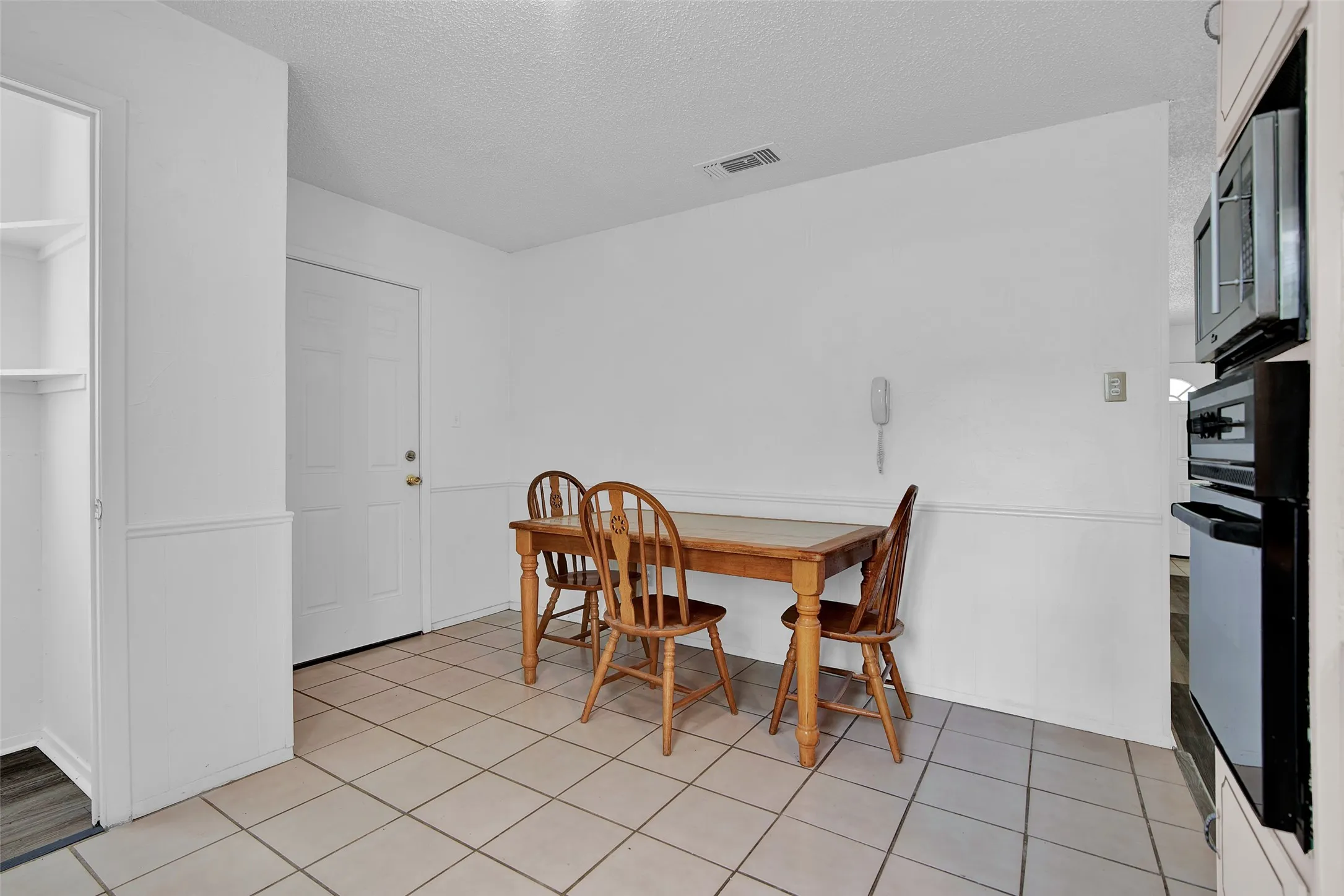 Single Family Residence For Sale in Grayson County , 412 Lee Boulevard, Pottsboro, Texas 75076, 3 Bedroom, 2 Bathroom, Garage spaces, 1,340 Sqft, built in 1971, Preowned, mls#21231787, Real Estate Agent in Pottsboro, Homes For Sale in Grayson county, Homes For Sale in Pottsboro, Realtor in Pottsboro Texas, Real Estate Brokerage Independent Realty Texas, Luminita Cordes Realtor