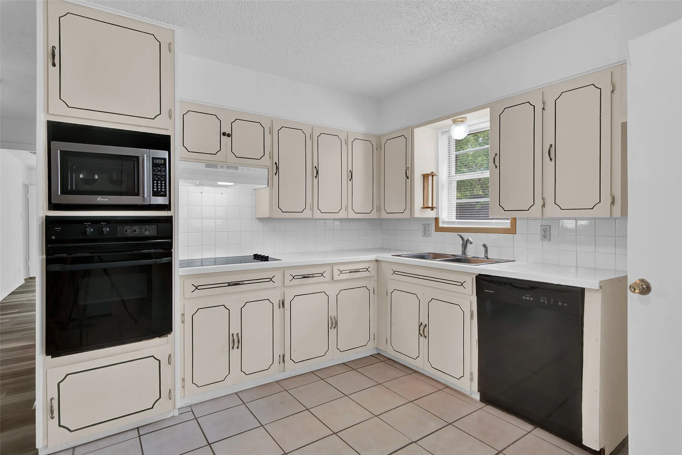 Single Family Residence For Sale in Grayson County , 412 Lee Boulevard, Pottsboro, Texas 75076, 3 Bedroom, 2 Bathroom, Garage spaces, 1,340 Sqft, built in 1971, Preowned, mls#21231787, Real Estate Agent in Pottsboro, Homes For Sale in Grayson county, Homes For Sale in Pottsboro, Realtor in Pottsboro Texas, Real Estate Brokerage Independent Realty Texas, Luminita Cordes Realtor