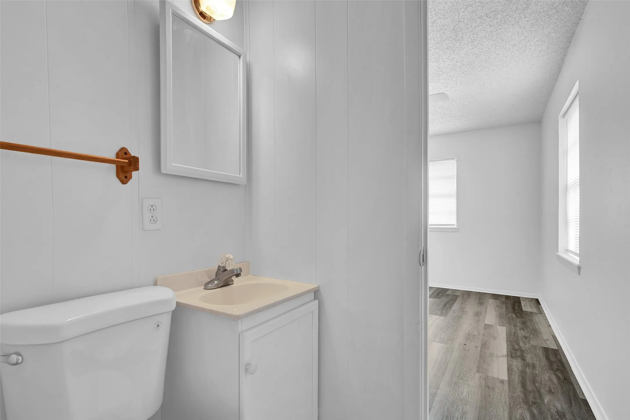 Single Family Residence For Sale in Grayson County , 412 Lee Boulevard, Pottsboro, Texas 75076, 3 Bedroom, 2 Bathroom, Garage spaces, 1,340 Sqft, built in 1971, Preowned, mls#21231787, Real Estate Agent in Pottsboro, Homes For Sale in Grayson county, Homes For Sale in Pottsboro, Realtor in Pottsboro Texas, Real Estate Brokerage Independent Realty Texas, Luminita Cordes Realtor
