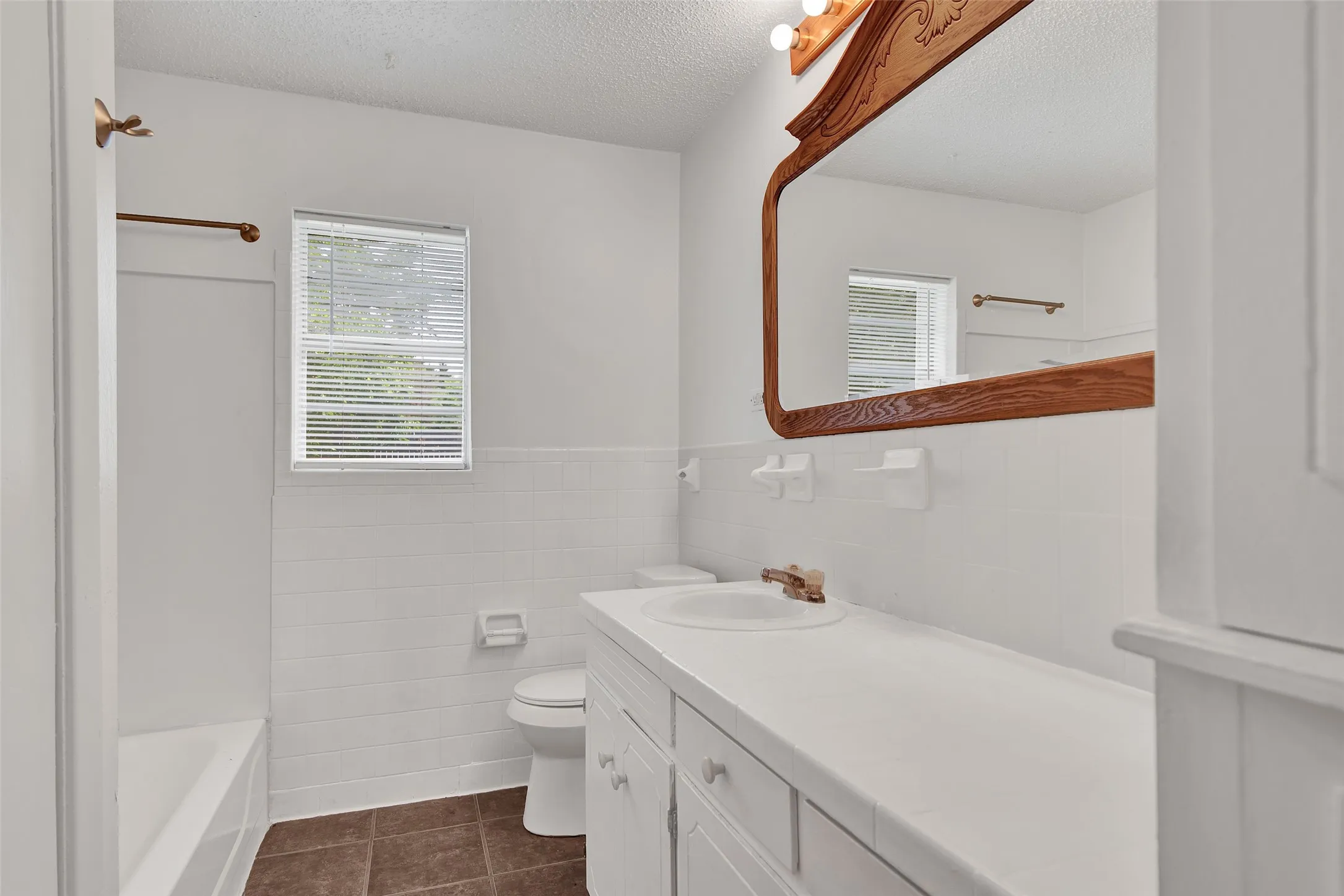 Single Family Residence For Sale in Grayson County , 412 Lee Boulevard, Pottsboro, Texas 75076, 3 Bedroom, 2 Bathroom, Garage spaces, 1,340 Sqft, built in 1971, Preowned, mls#21231787, Real Estate Agent in Pottsboro, Homes For Sale in Grayson county, Homes For Sale in Pottsboro, Realtor in Pottsboro Texas, Real Estate Brokerage Independent Realty Texas, Luminita Cordes Realtor