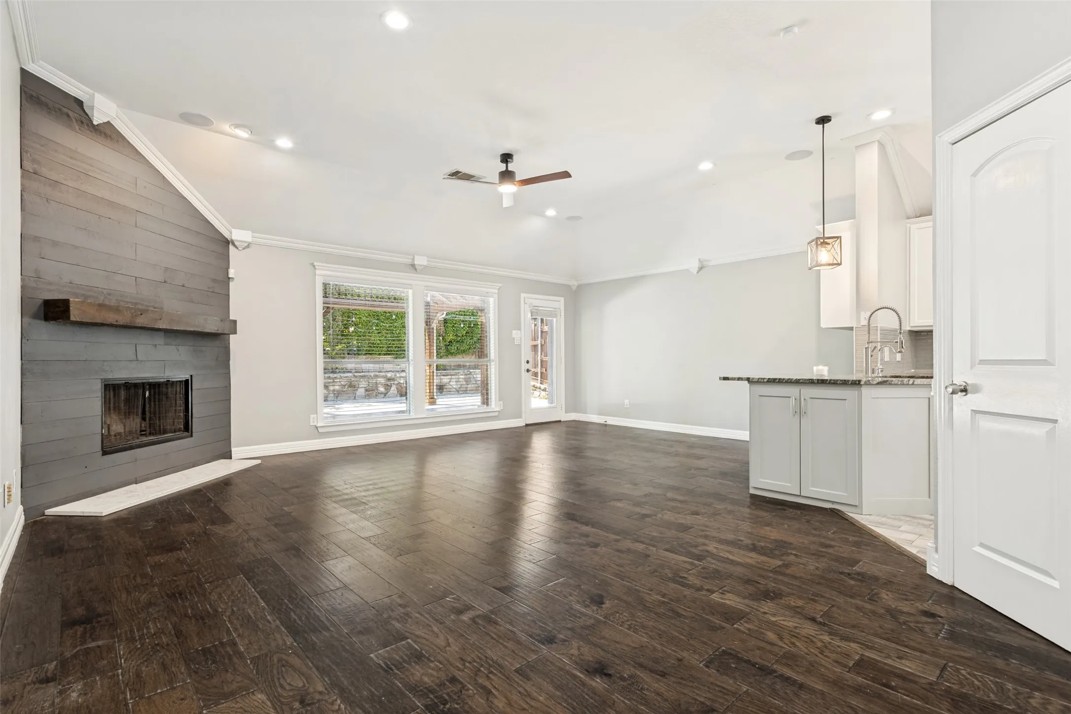 Single Family Residence For Sale in Dallas County , 2301 Trickling Creek Drive, Garland, Texas 75041, 4 Bedroom, 2 Bathroom, 2 Garage spaces, 1,825 Sqft, built in 2005, Preowned, mls#21231853, Real Estate Agent in Garland, Homes For Sale in Dallas county, Homes For Sale in Garland, Realtor in Garland Texas, Real Estate Brokerage Independent Realty Texas, Luminita Cordes Realtor
