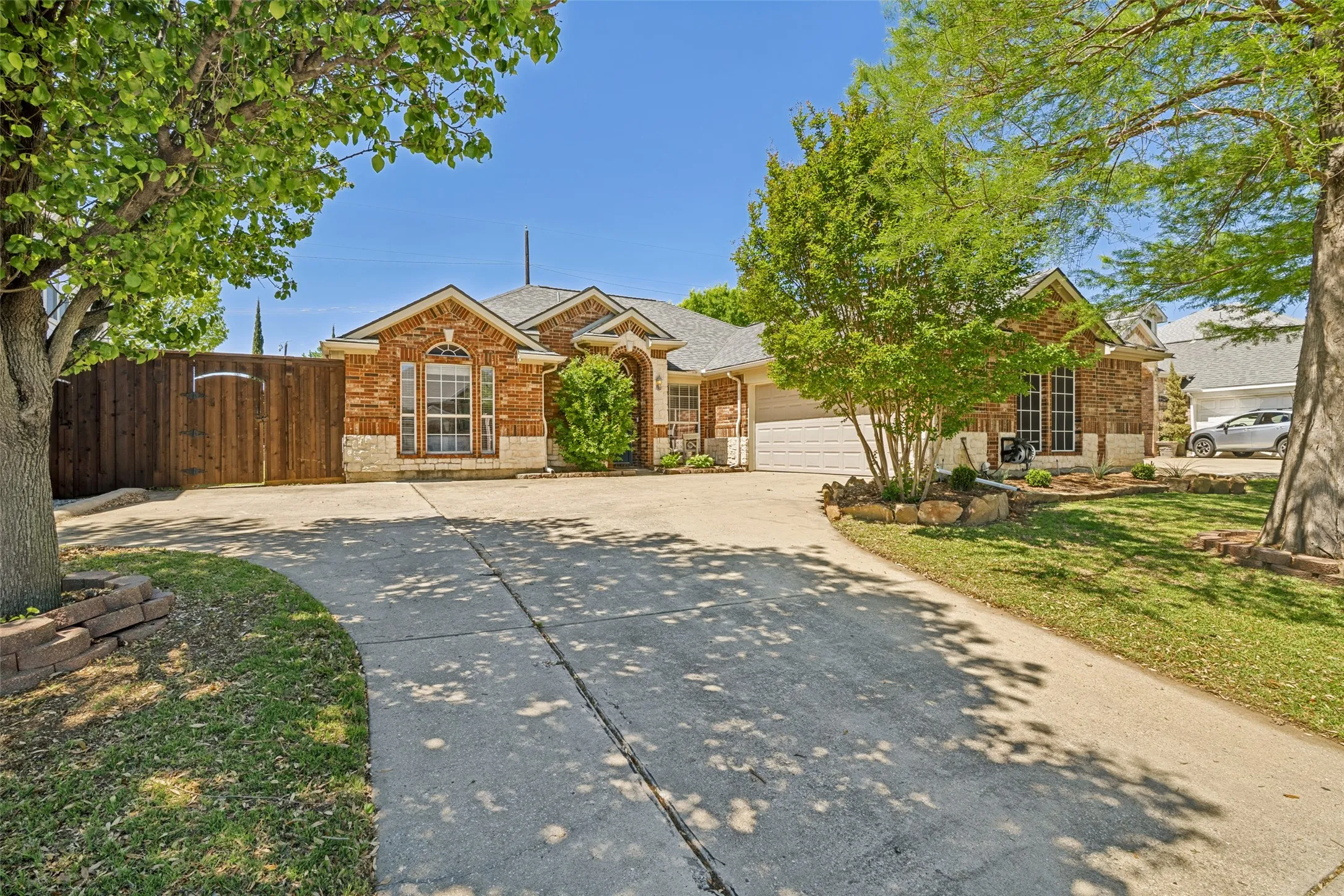 Single Family Residence For Sale in Dallas County , 2301 Trickling Creek Drive, Garland, Texas 75041, 4 Bedroom, 2 Bathroom, 2 Garage spaces, 1,825 Sqft, built in 2005, Preowned, mls#21231853, Real Estate Agent in Garland, Homes For Sale in Dallas county, Homes For Sale in Garland, Realtor in Garland Texas, Real Estate Brokerage Independent Realty Texas, Luminita Cordes Realtor