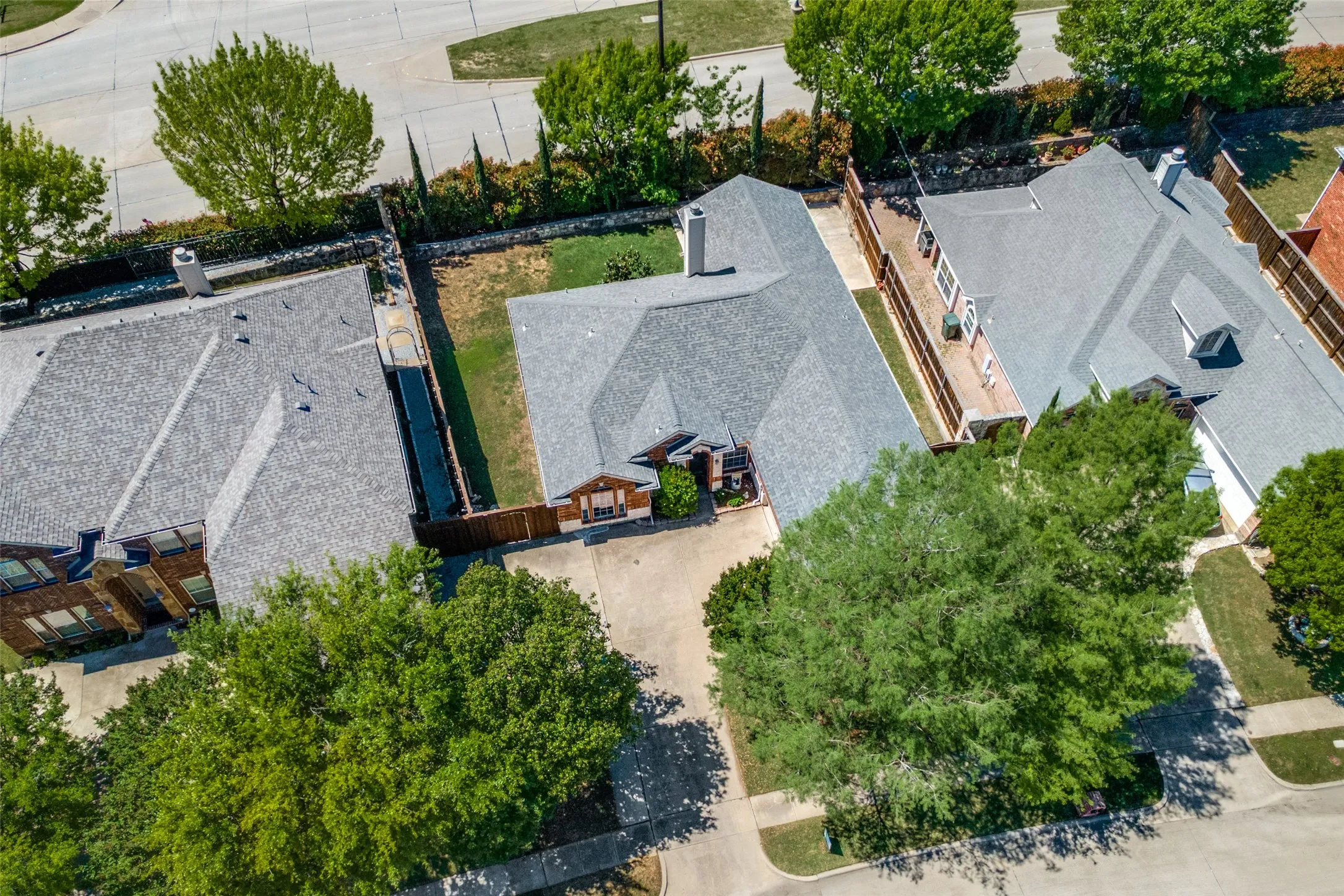 Single Family Residence For Sale in Dallas County , 2301 Trickling Creek Drive, Garland, Texas 75041, 4 Bedroom, 2 Bathroom, 2 Garage spaces, 1,825 Sqft, built in 2005, Preowned, mls#21231853, Real Estate Agent in Garland, Homes For Sale in Dallas county, Homes For Sale in Garland, Realtor in Garland Texas, Real Estate Brokerage Independent Realty Texas, Luminita Cordes Realtor
