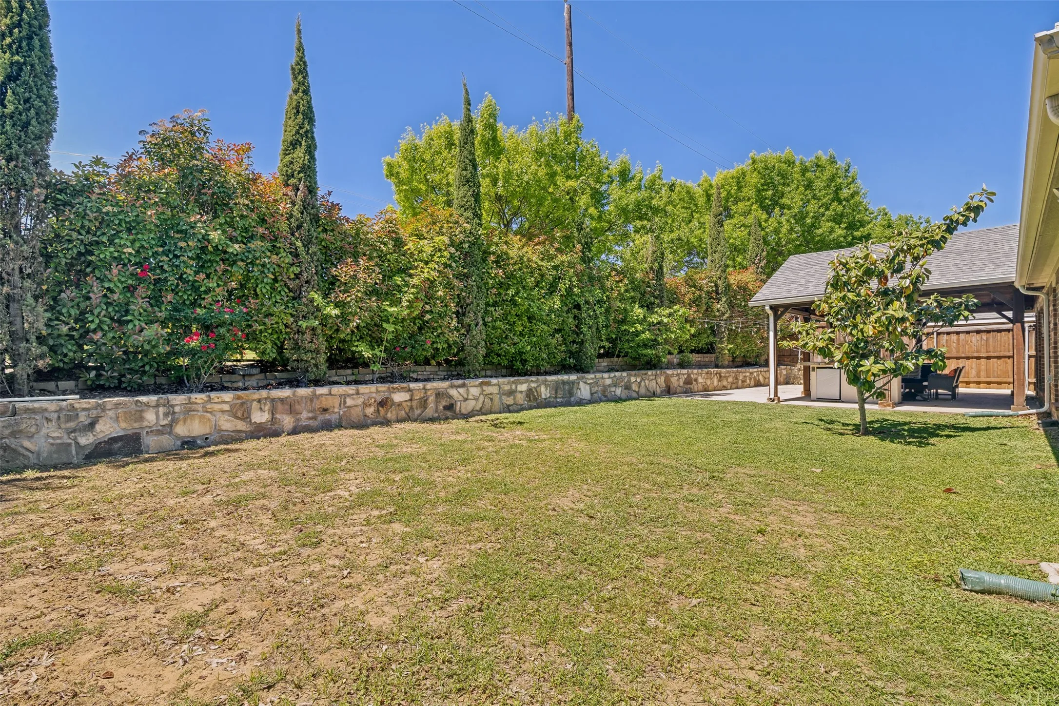 Single Family Residence For Sale in Dallas County , 2301 Trickling Creek Drive, Garland, Texas 75041, 4 Bedroom, 2 Bathroom, 2 Garage spaces, 1,825 Sqft, built in 2005, Preowned, mls#21231853, Real Estate Agent in Garland, Homes For Sale in Dallas county, Homes For Sale in Garland, Realtor in Garland Texas, Real Estate Brokerage Independent Realty Texas, Luminita Cordes Realtor