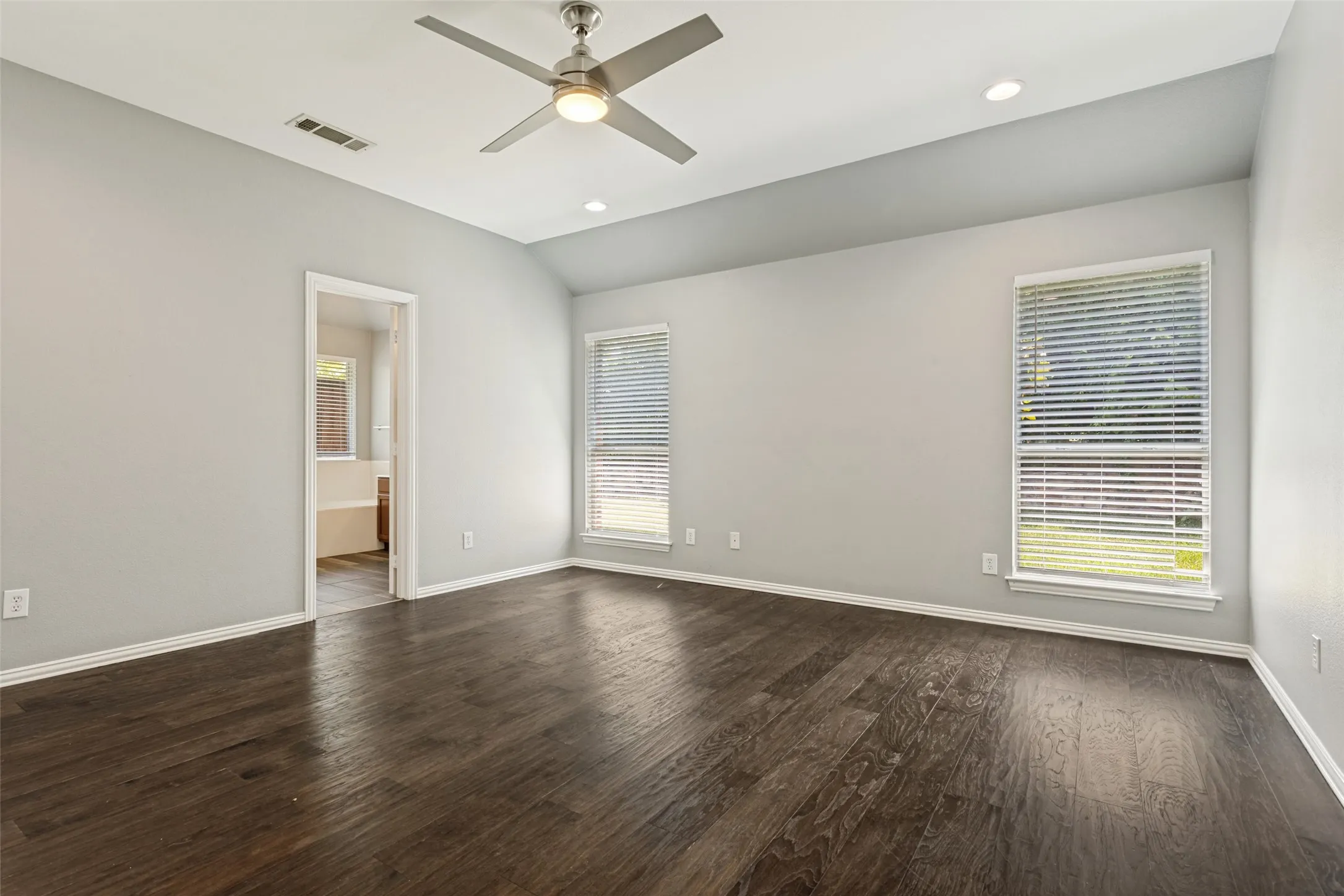 Single Family Residence For Sale in Dallas County , 2301 Trickling Creek Drive, Garland, Texas 75041, 4 Bedroom, 2 Bathroom, 2 Garage spaces, 1,825 Sqft, built in 2005, Preowned, mls#21231853, Real Estate Agent in Garland, Homes For Sale in Dallas county, Homes For Sale in Garland, Realtor in Garland Texas, Real Estate Brokerage Independent Realty Texas, Luminita Cordes Realtor