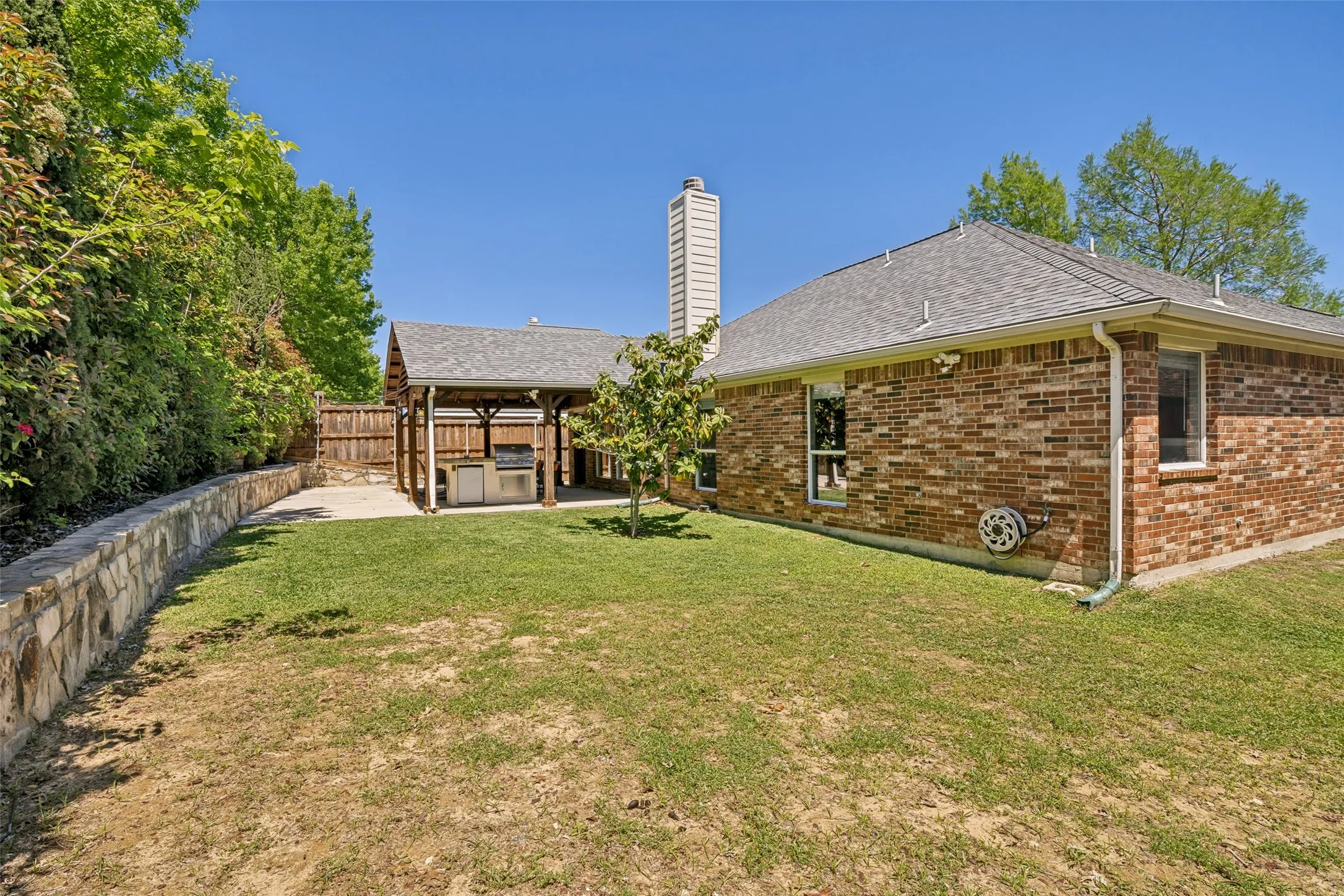 Single Family Residence For Sale in Dallas County , 2301 Trickling Creek Drive, Garland, Texas 75041, 4 Bedroom, 2 Bathroom, 2 Garage spaces, 1,825 Sqft, built in 2005, Preowned, mls#21231853, Real Estate Agent in Garland, Homes For Sale in Dallas county, Homes For Sale in Garland, Realtor in Garland Texas, Real Estate Brokerage Independent Realty Texas, Luminita Cordes Realtor