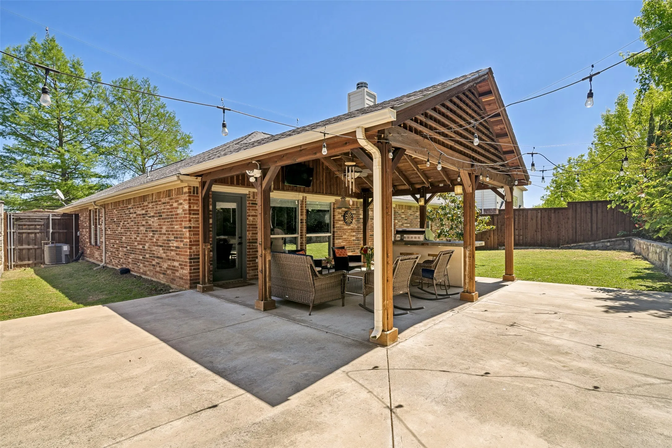 Single Family Residence For Sale in Dallas County , 2301 Trickling Creek Drive, Garland, Texas 75041, 4 Bedroom, 2 Bathroom, 2 Garage spaces, 1,825 Sqft, built in 2005, Preowned, mls#21231853, Real Estate Agent in Garland, Homes For Sale in Dallas county, Homes For Sale in Garland, Realtor in Garland Texas, Real Estate Brokerage Independent Realty Texas, Luminita Cordes Realtor