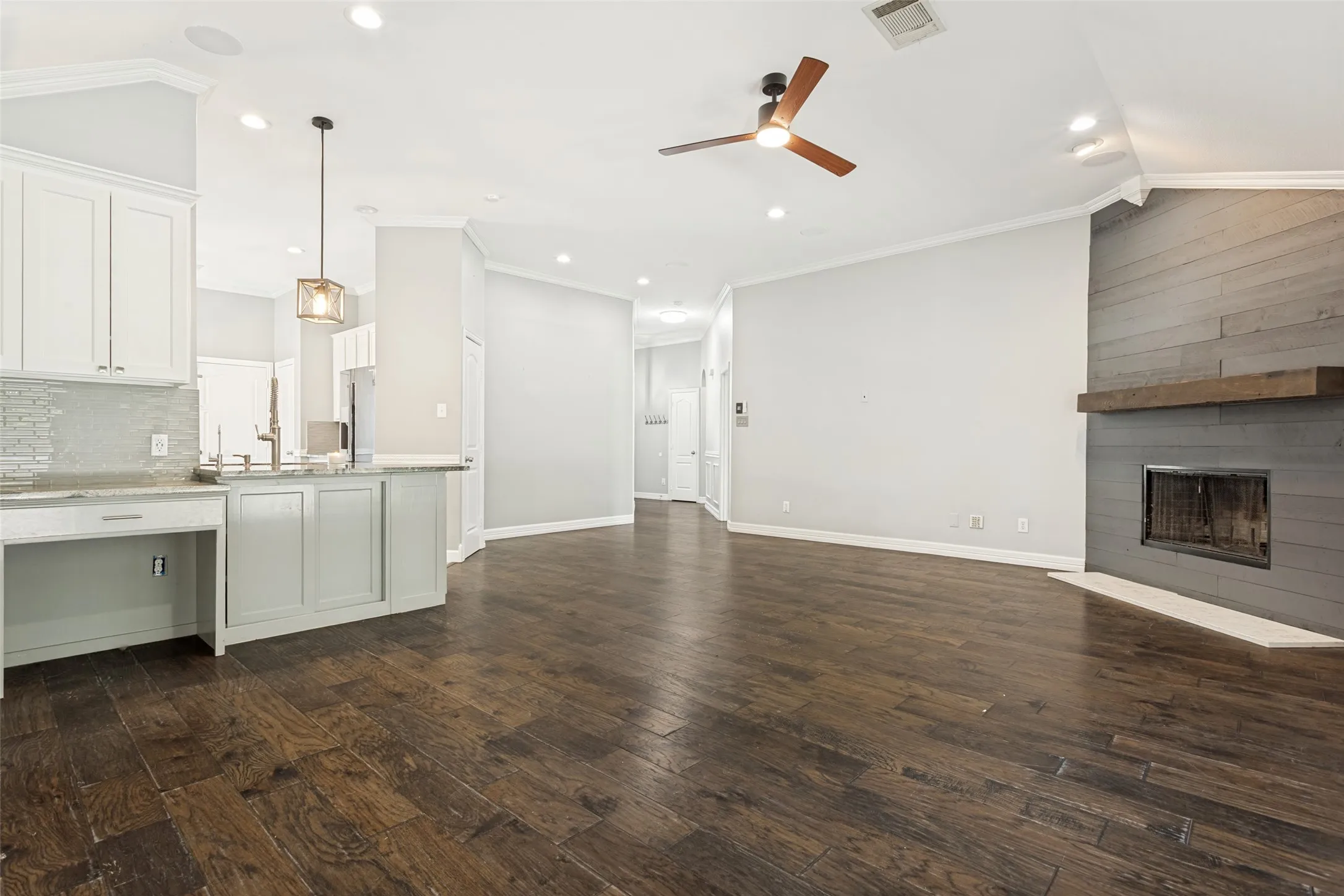 Single Family Residence For Sale in Dallas County , 2301 Trickling Creek Drive, Garland, Texas 75041, 4 Bedroom, 2 Bathroom, 2 Garage spaces, 1,825 Sqft, built in 2005, Preowned, mls#21231853, Real Estate Agent in Garland, Homes For Sale in Dallas county, Homes For Sale in Garland, Realtor in Garland Texas, Real Estate Brokerage Independent Realty Texas, Luminita Cordes Realtor