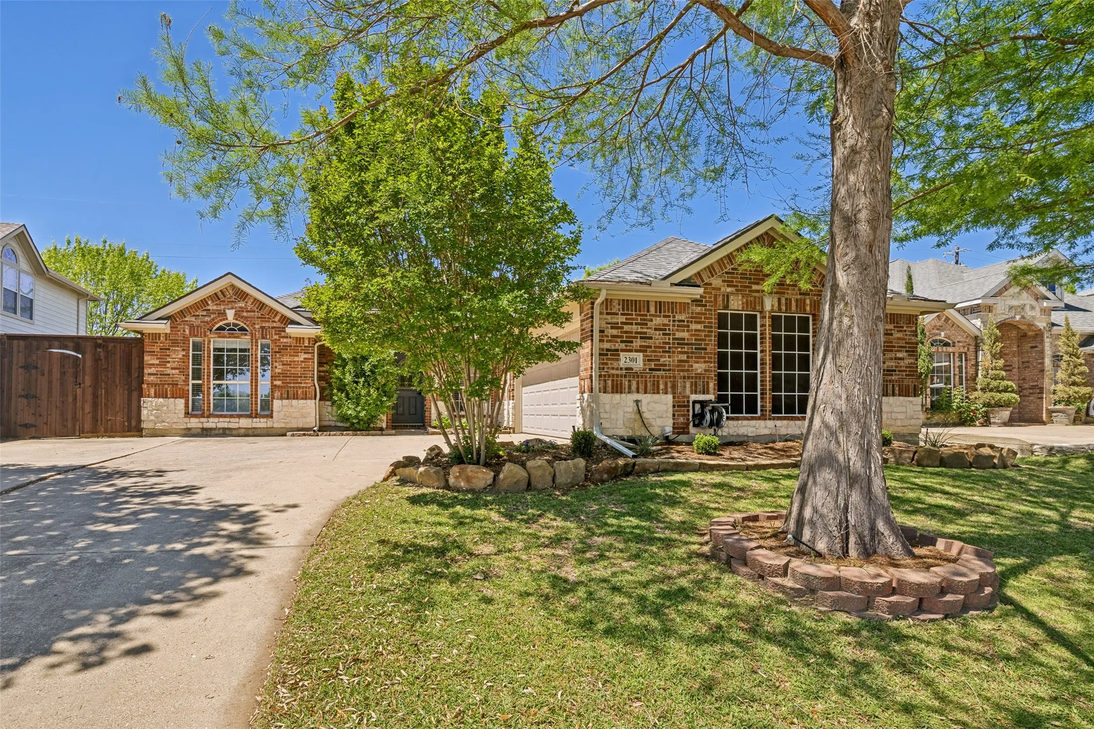 Single Family Residence For Sale in Dallas County , 2301 Trickling Creek Drive, Garland, Texas 75041, 4 Bedroom, 2 Bathroom, 2 Garage spaces, 1,825 Sqft, built in 2005, Preowned, mls#21231853, Real Estate Agent in Garland, Homes For Sale in Dallas county, Homes For Sale in Garland, Realtor in Garland Texas, Real Estate Brokerage Independent Realty Texas, Luminita Cordes Realtor