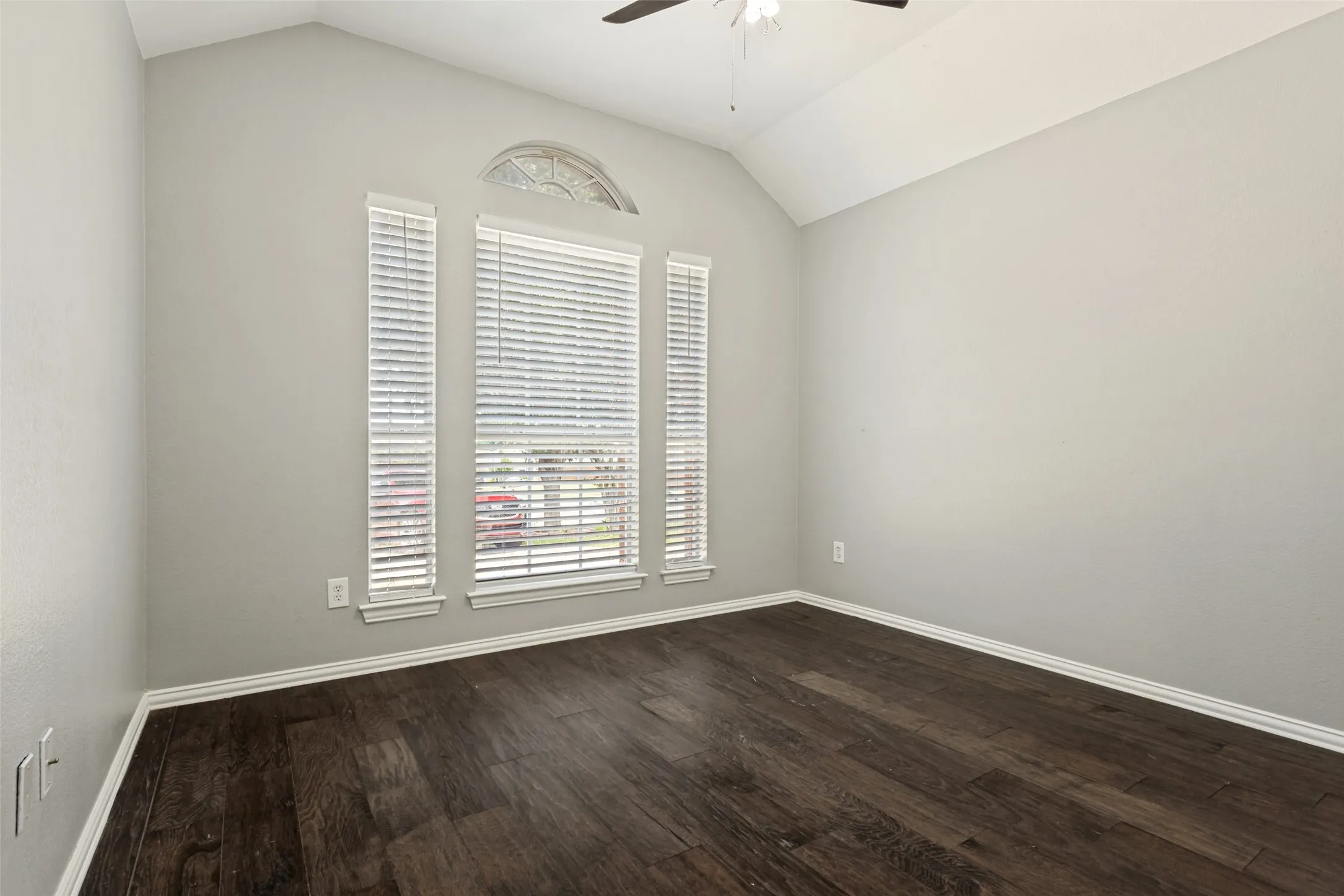 Single Family Residence For Sale in Dallas County , 2301 Trickling Creek Drive, Garland, Texas 75041, 4 Bedroom, 2 Bathroom, 2 Garage spaces, 1,825 Sqft, built in 2005, Preowned, mls#21231853, Real Estate Agent in Garland, Homes For Sale in Dallas county, Homes For Sale in Garland, Realtor in Garland Texas, Real Estate Brokerage Independent Realty Texas, Luminita Cordes Realtor