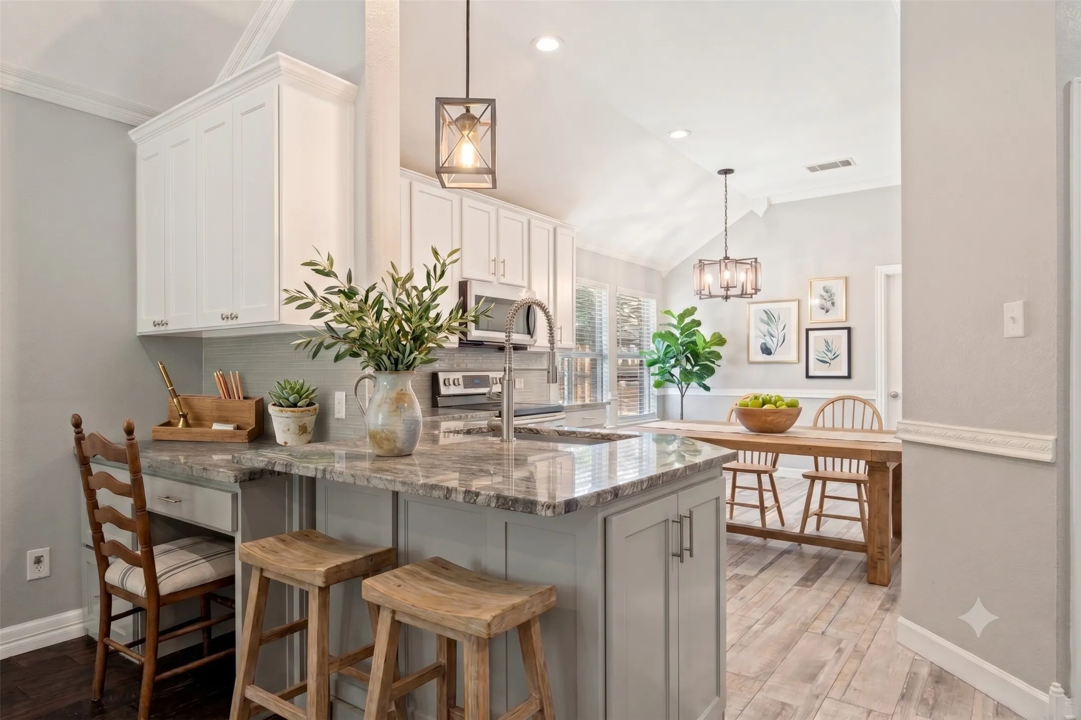 Bar & Built-in desk area
Virtually Staged
