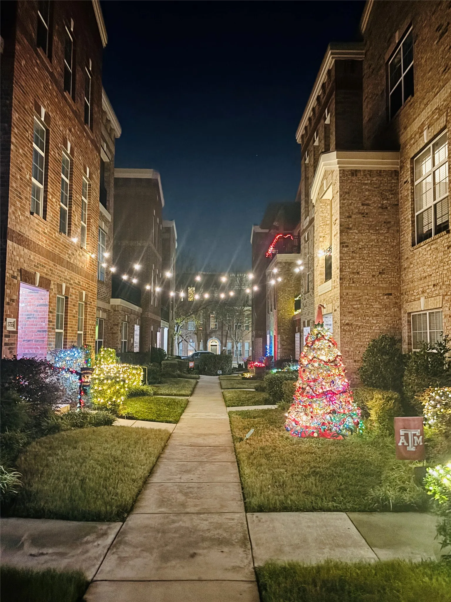 Townhouse For Sale in Dallas County , 15727 Seabolt Place, Addison, Texas 75001, 2 Bedroom, 3 Bathroom, 2 Garage spaces, 1,931 Sqft, built in 2005, Price $430,000, mls#21231929, Real Estate Agent in Addison, Homes For Sale in Dallas county, Homes For Sale in Addison, Realtor in Addison Texas, Real Estate Brokerage Independent Realty Texas, Luminita Cordes Realtor