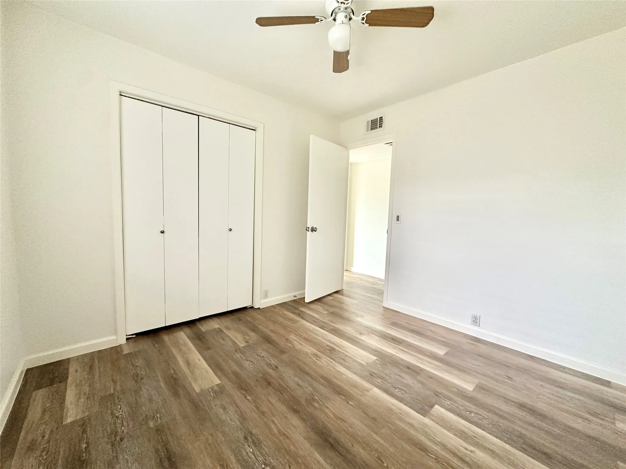 Duplex For Rent in Tarrant County , 4933 Curzon Avenue, Fort Worth, Texas 76107, 2 Bedrooms, 2 Bathrooms, Garage spaces, 900 Sqft, built in 1976, Price $1,650, mls#21229331, Real Estate Agent in Fort Worth, Homes For Rent in Tarrant county, Homes For Rent in Fort Worth, Realtor in Fort Worth Texas, Real Estate Brokerage Independent Realty Texas, Luminita Cordes Realtor