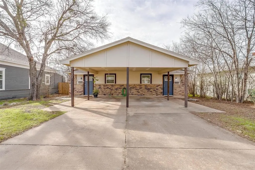 Duplex For Rent in Tarrant County , 4933 Curzon Avenue, Fort Worth, Texas 76107, 2 Bedrooms, 2 Bathrooms, Garage spaces, 900 Sqft, built in 1976, Price $1,650, mls#21229331, Real Estate Agent in Fort Worth, Homes For Rent in Tarrant county, Homes For Rent in Fort Worth, Realtor in Fort Worth Texas, Real Estate Brokerage Independent Realty Texas, Luminita Cordes Realtor